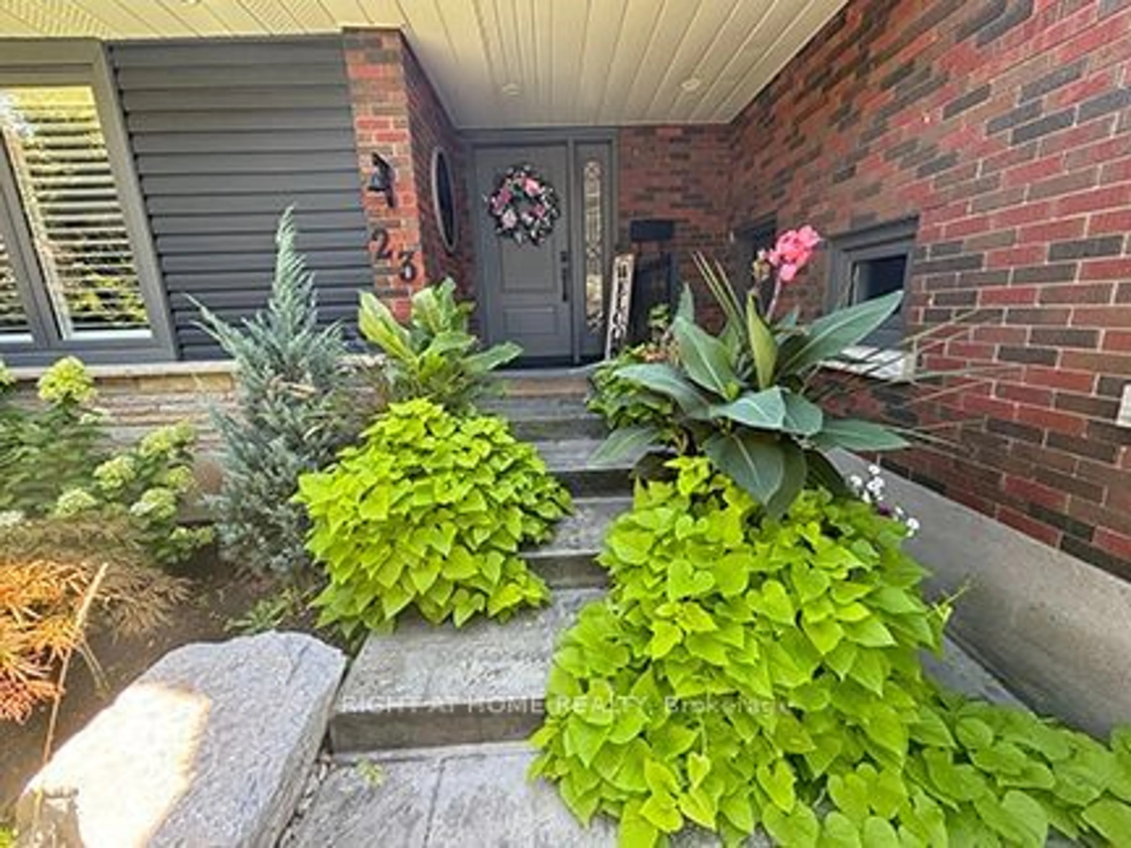 Indoor entryway for 23 West Hampton Rd, St. Catharines Ontario L2T 3E6