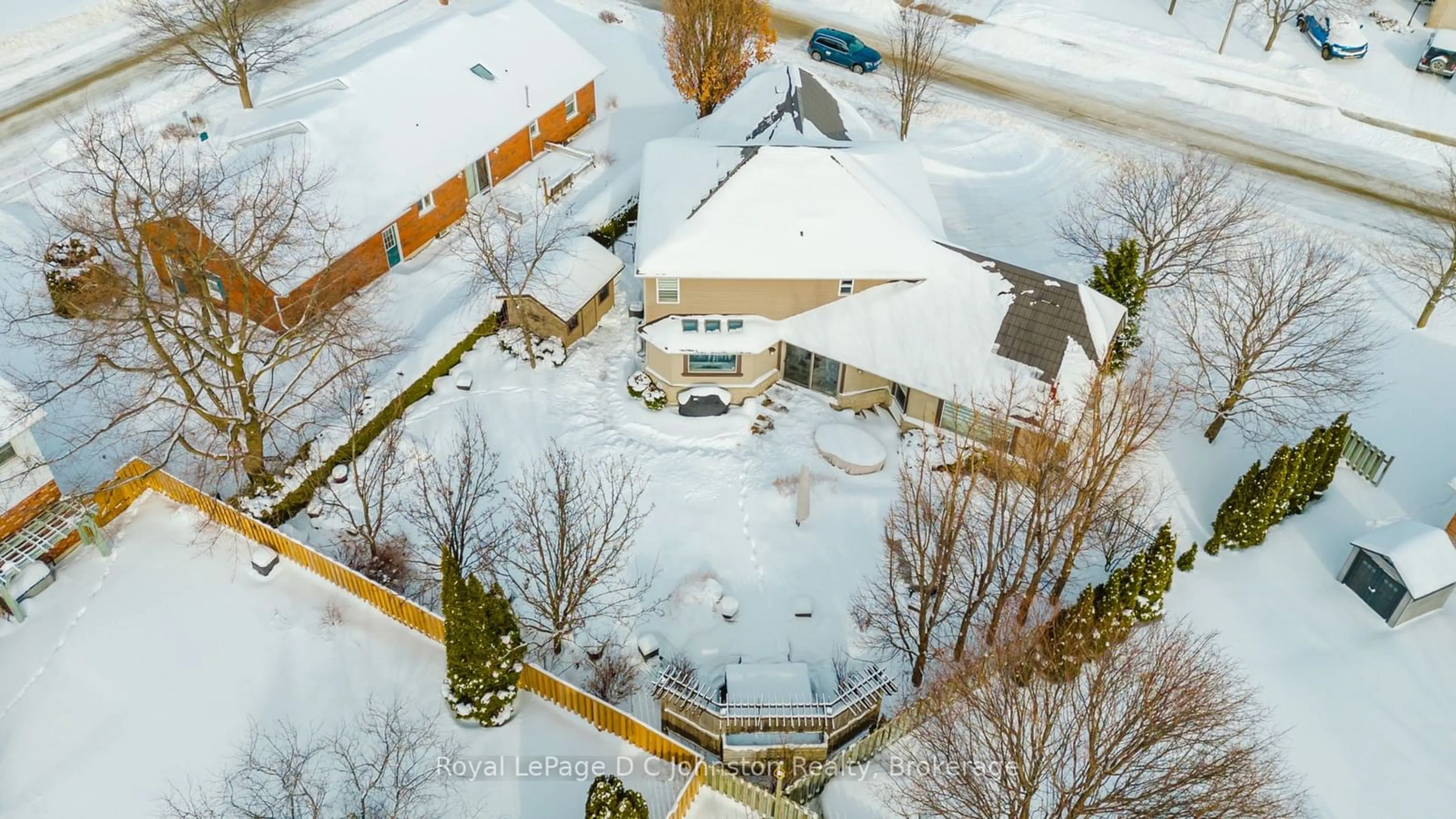 A pic from outside/outdoor area/front of a property/back of a property/a pic from drone, unknown for 924 Piccadilly Dr, Saugeen Shores Ontario N0H 2C2