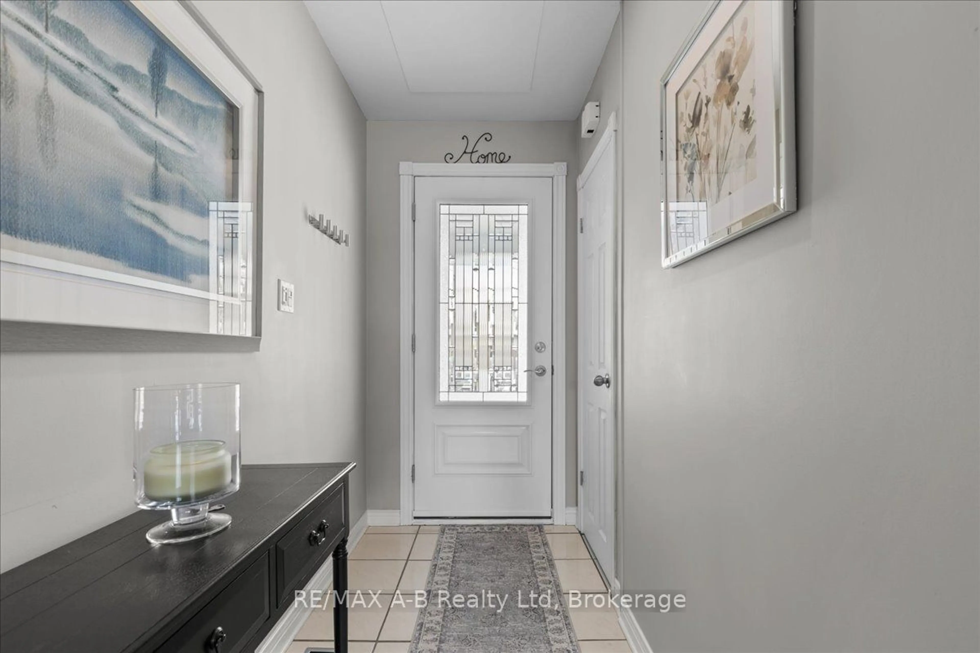 Indoor entryway for 684 Hiawatha Blvd, Hamilton Ontario L9G 3A5