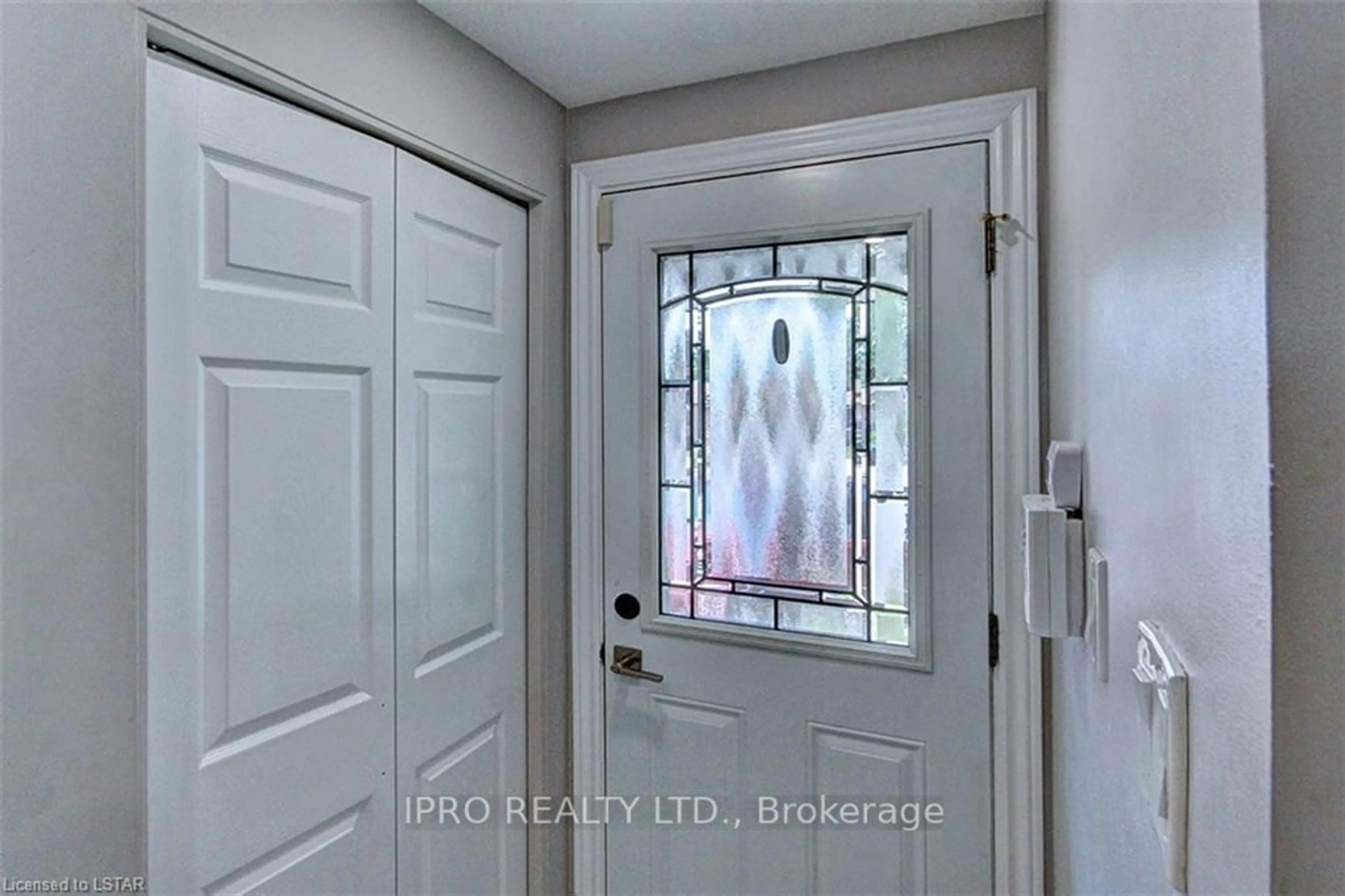 Indoor entryway for 1383 Perth Ave, London Ontario N5V 2M4