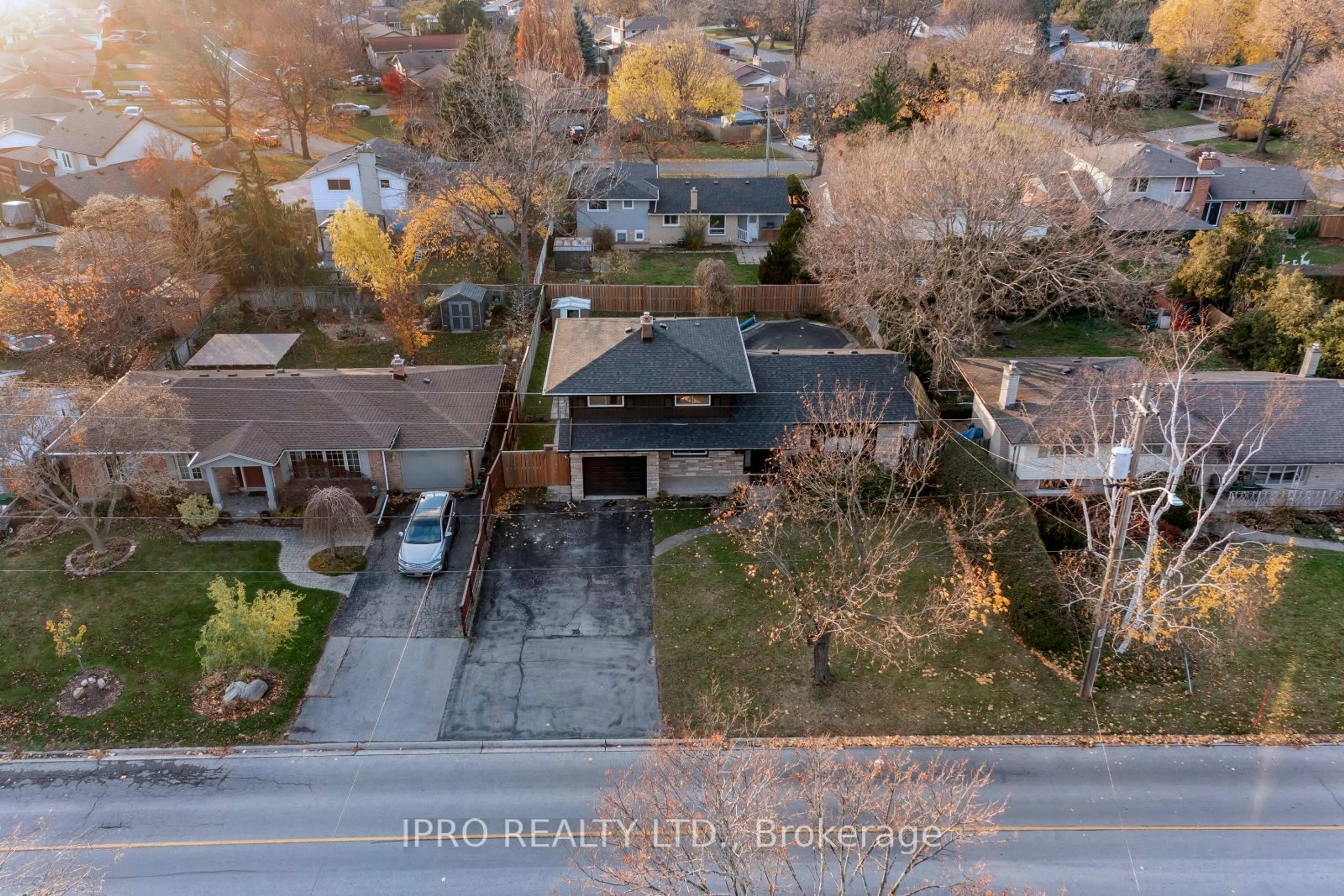 A pic from outside/outdoor area/front of a property/back of a property/a pic from drone, street for 685 Vine St, St. Catharines Ontario L2M 3V9