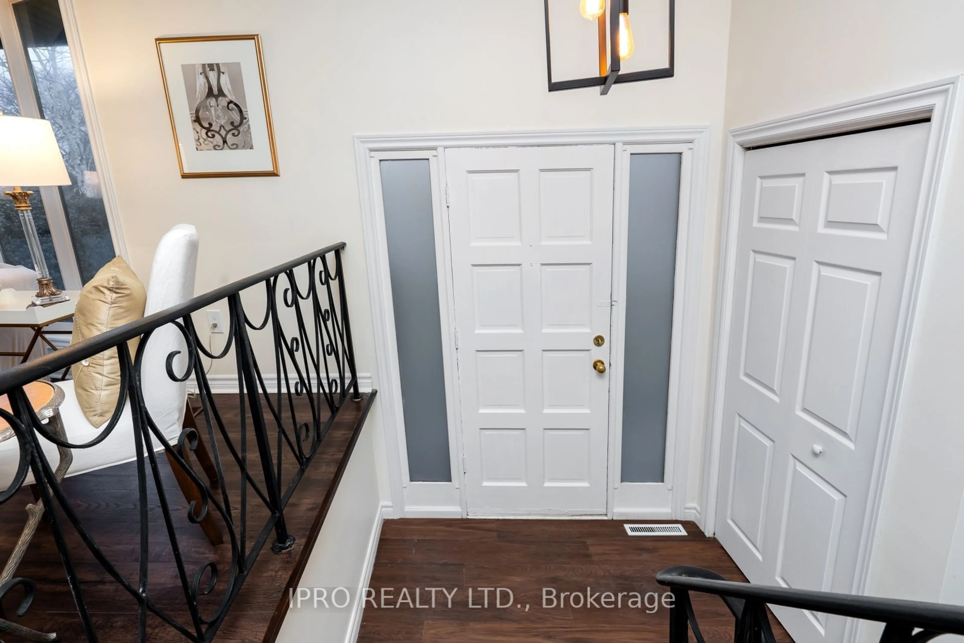 Indoor entryway for 685 Vine St, St. Catharines Ontario L2M 3V9