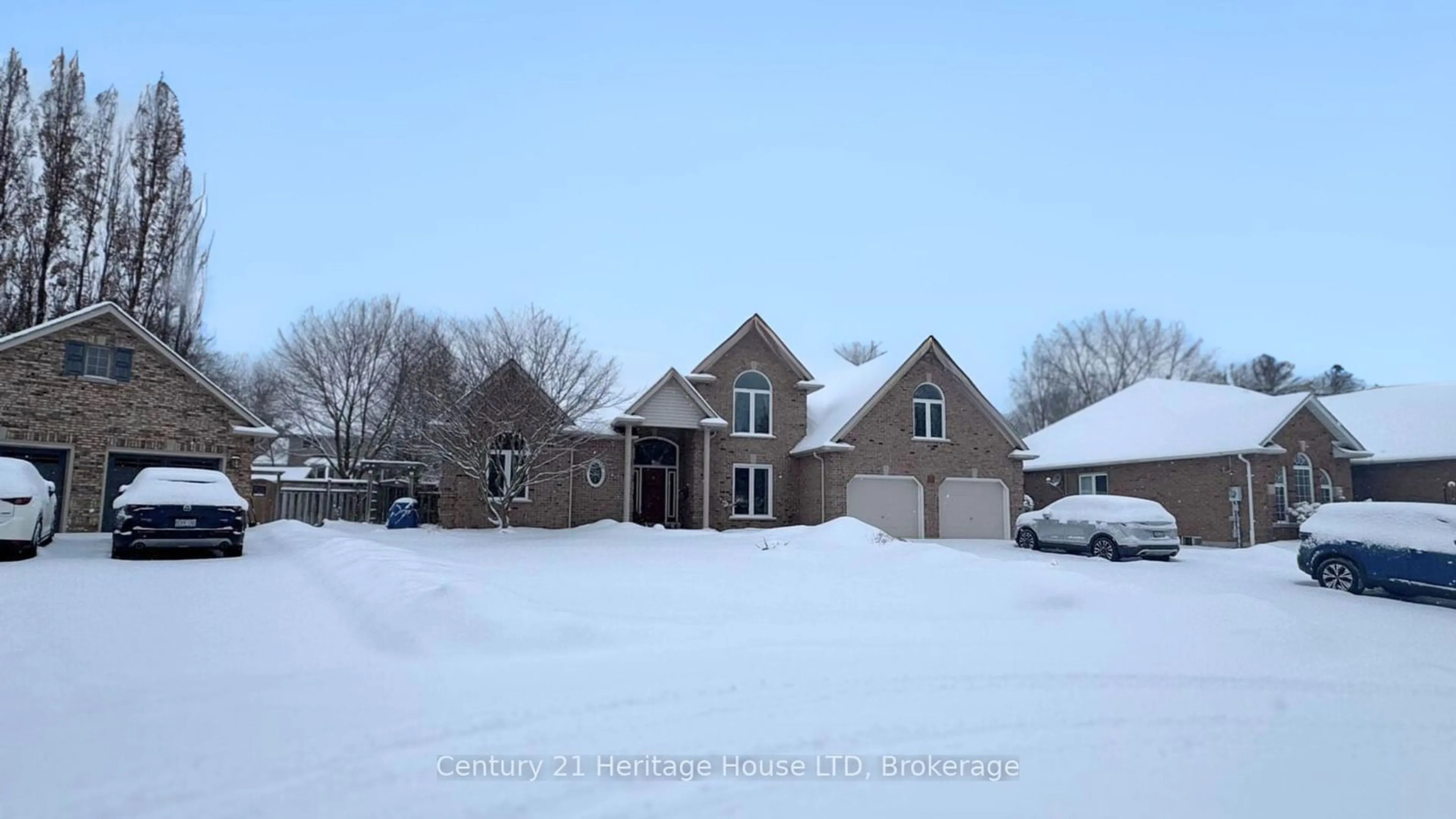 A pic from outside/outdoor area/front of a property/back of a property/a pic from drone, street for 14 Brookfield Crt, Pelham Ontario L0S 1E4