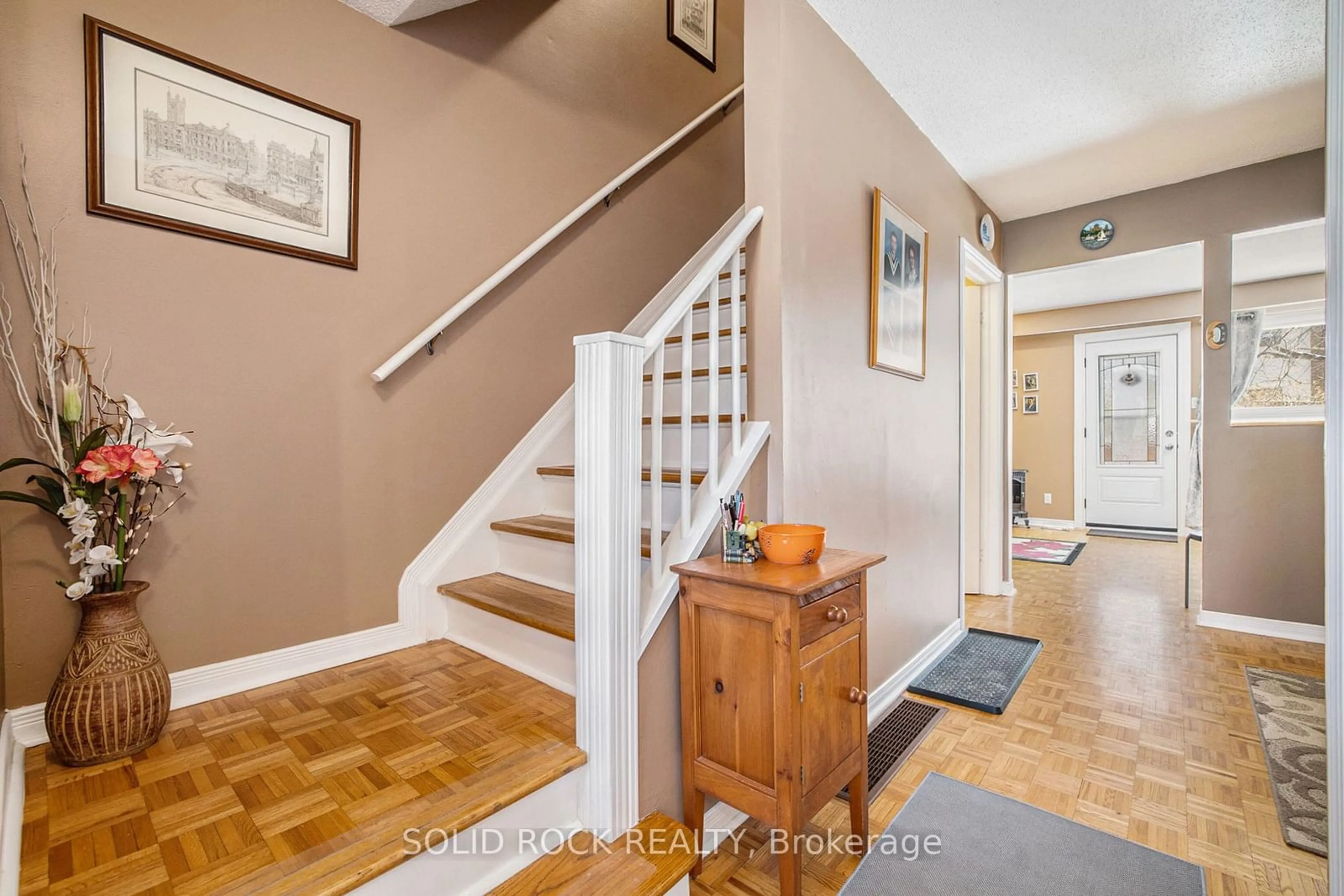 Indoor entryway for 13 Carmichael Crt, Kanata Ontario K2K 1K1