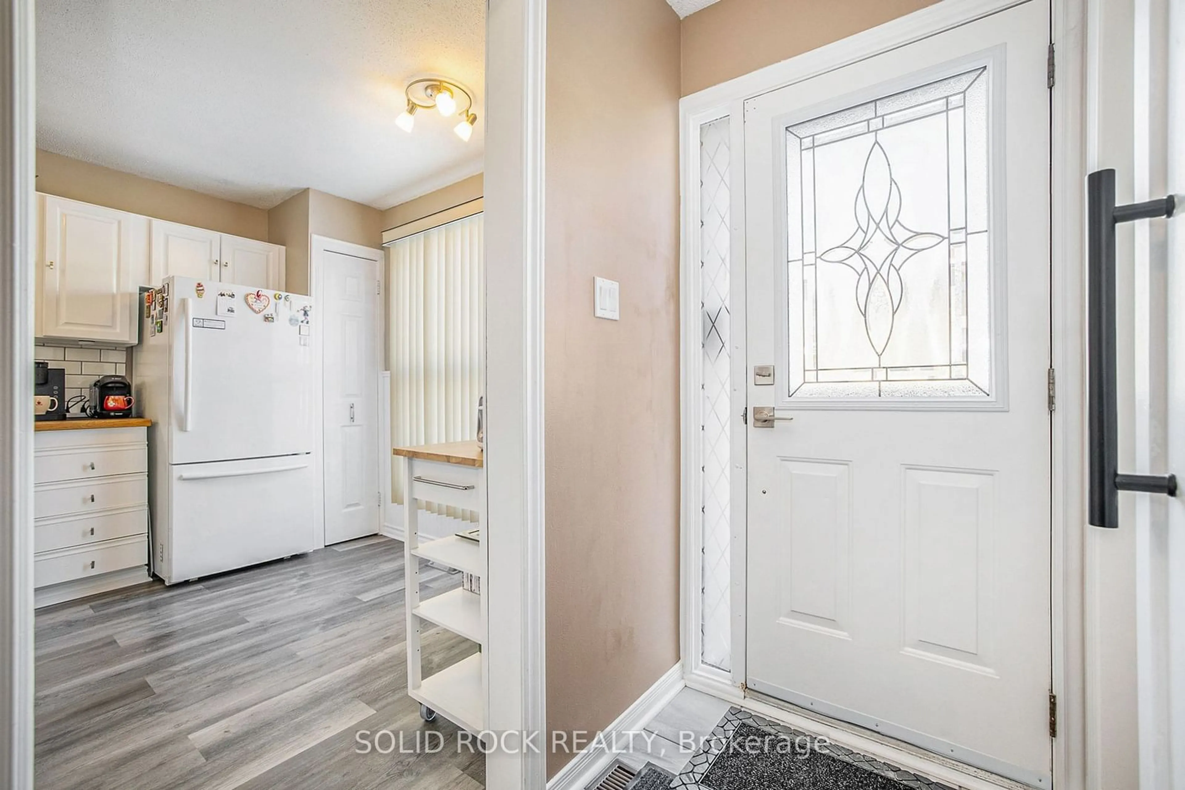 Indoor entryway for 13 Carmichael Crt, Kanata Ontario K2K 1K1