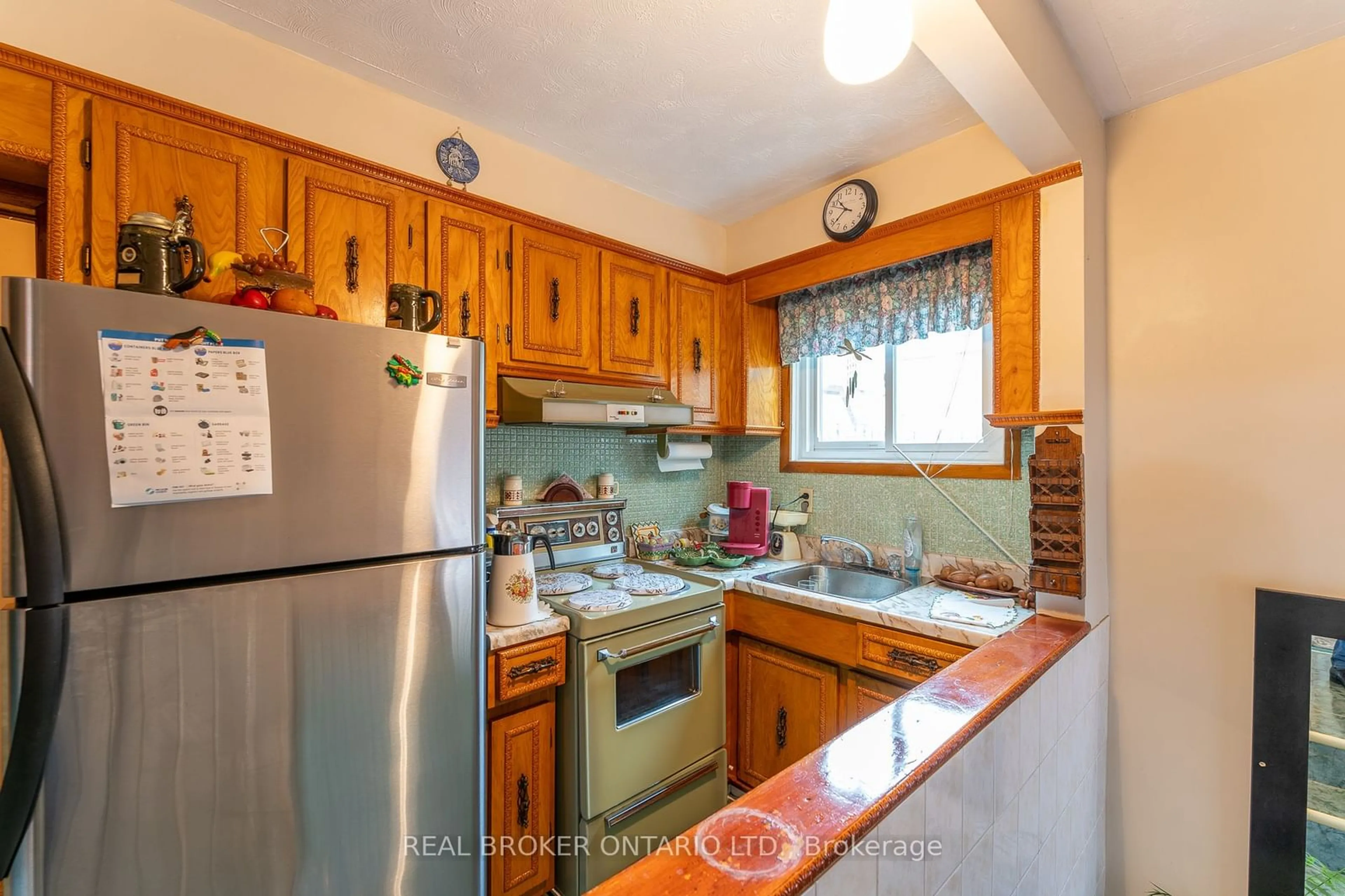 Standard kitchen, unknown for 33 Clyde St, Hamilton Ontario L8L 5R5