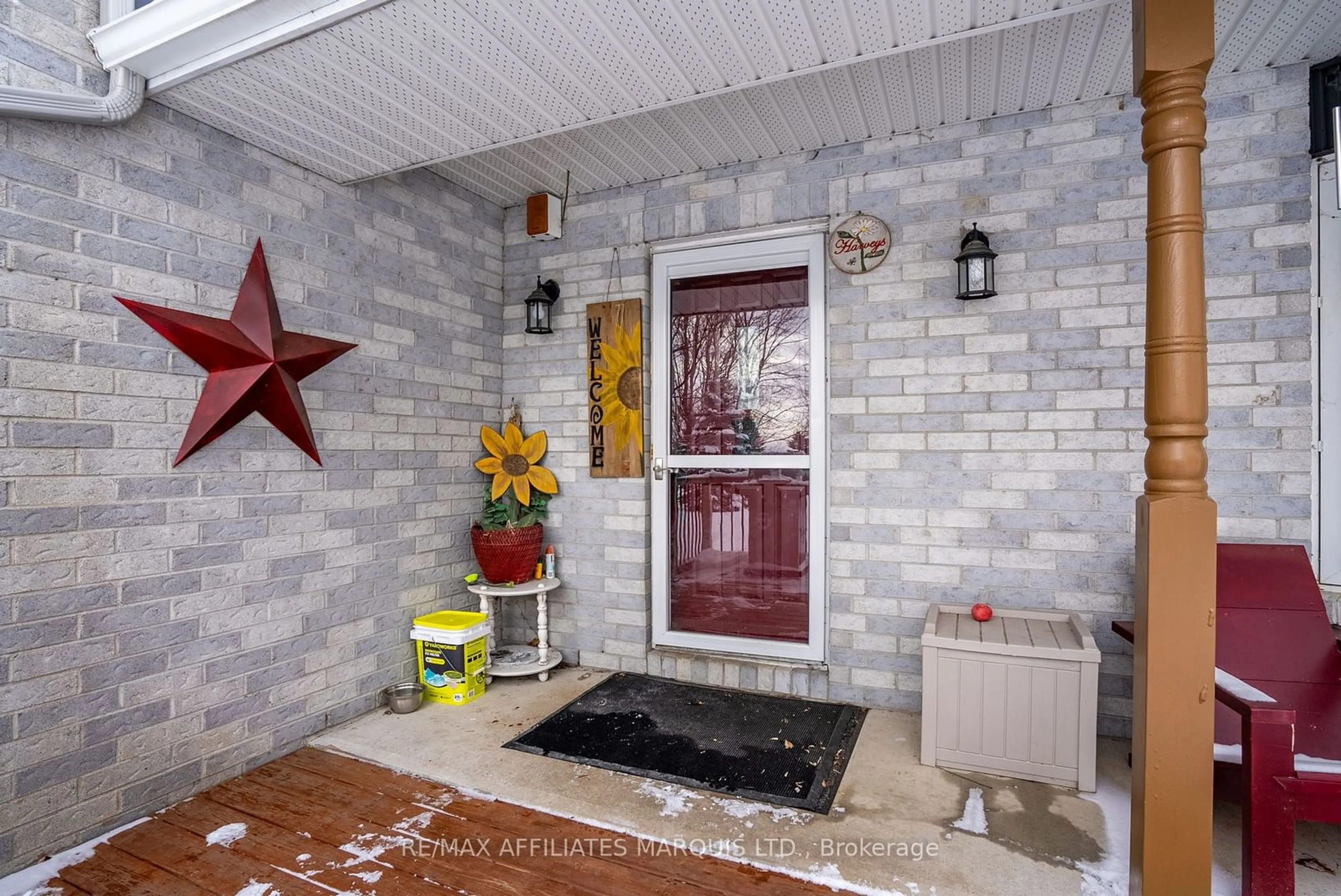 Indoor entryway for 17389 McLean Rd, North Stormont Ontario K0C 1T0