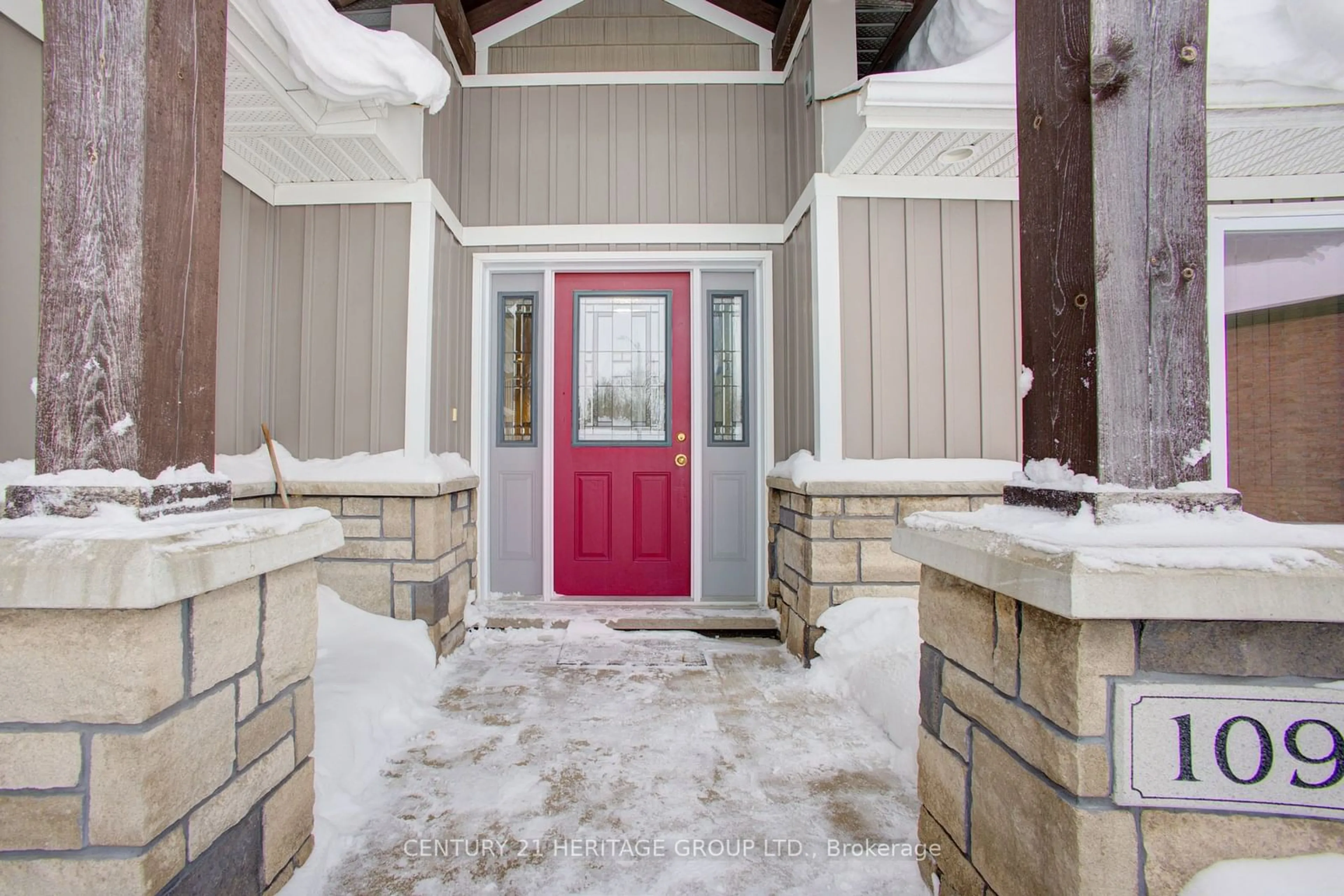 Indoor entryway for 109 Tuffy Macdougall Crt, Minto Ontario N0G 1Z0