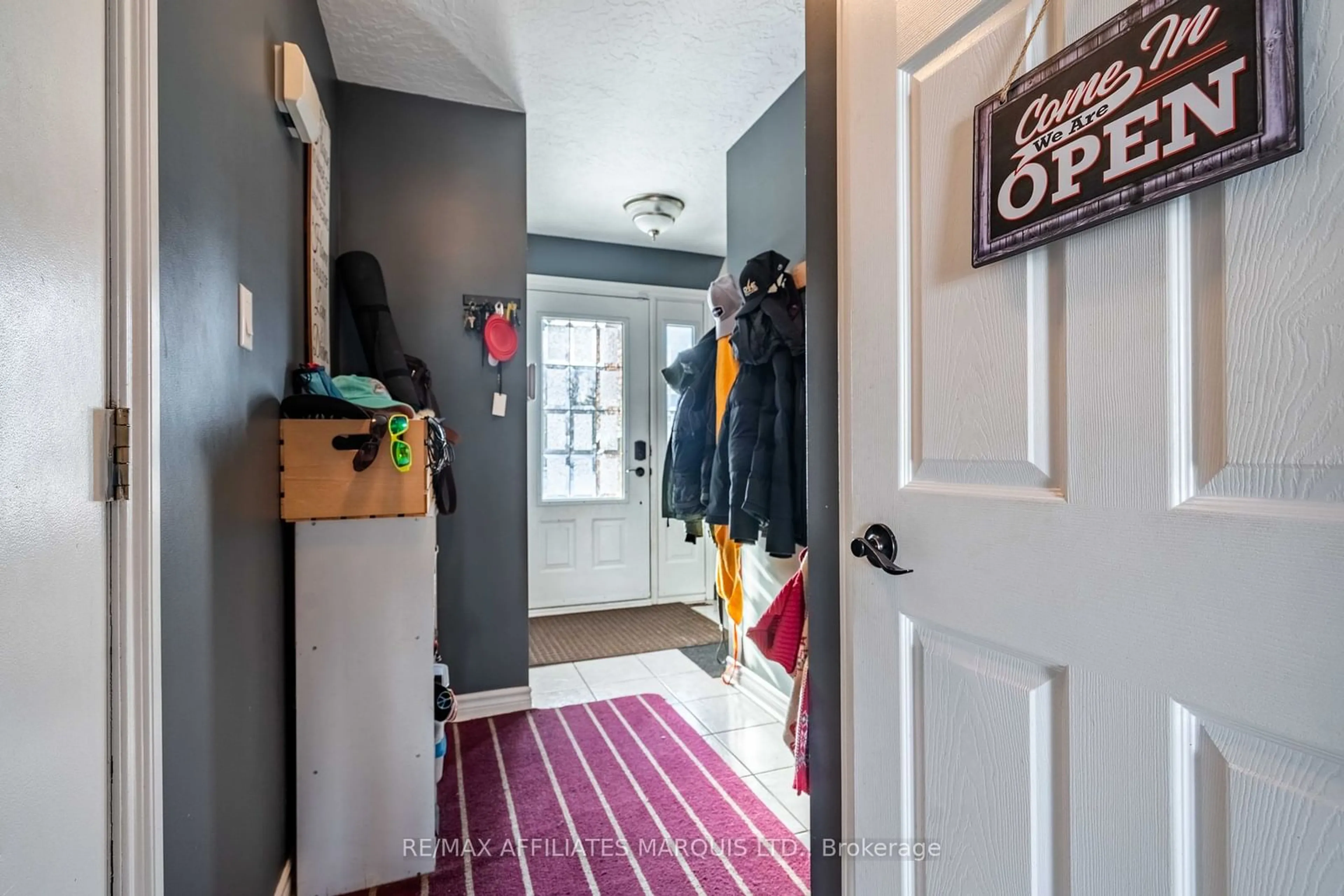 Indoor entryway for 584 Kirkwood St, Cornwall Ontario K6H 5Y8