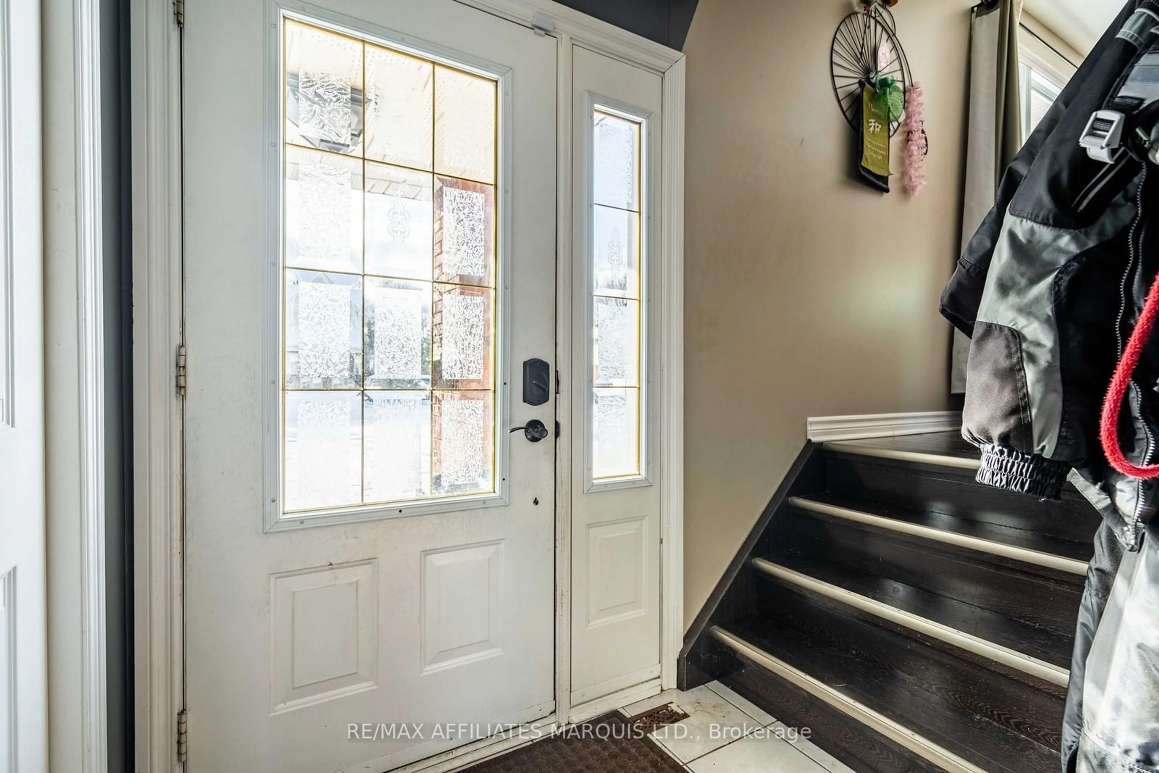 Indoor entryway for 584 Kirkwood St, Cornwall Ontario K6H 5Y8