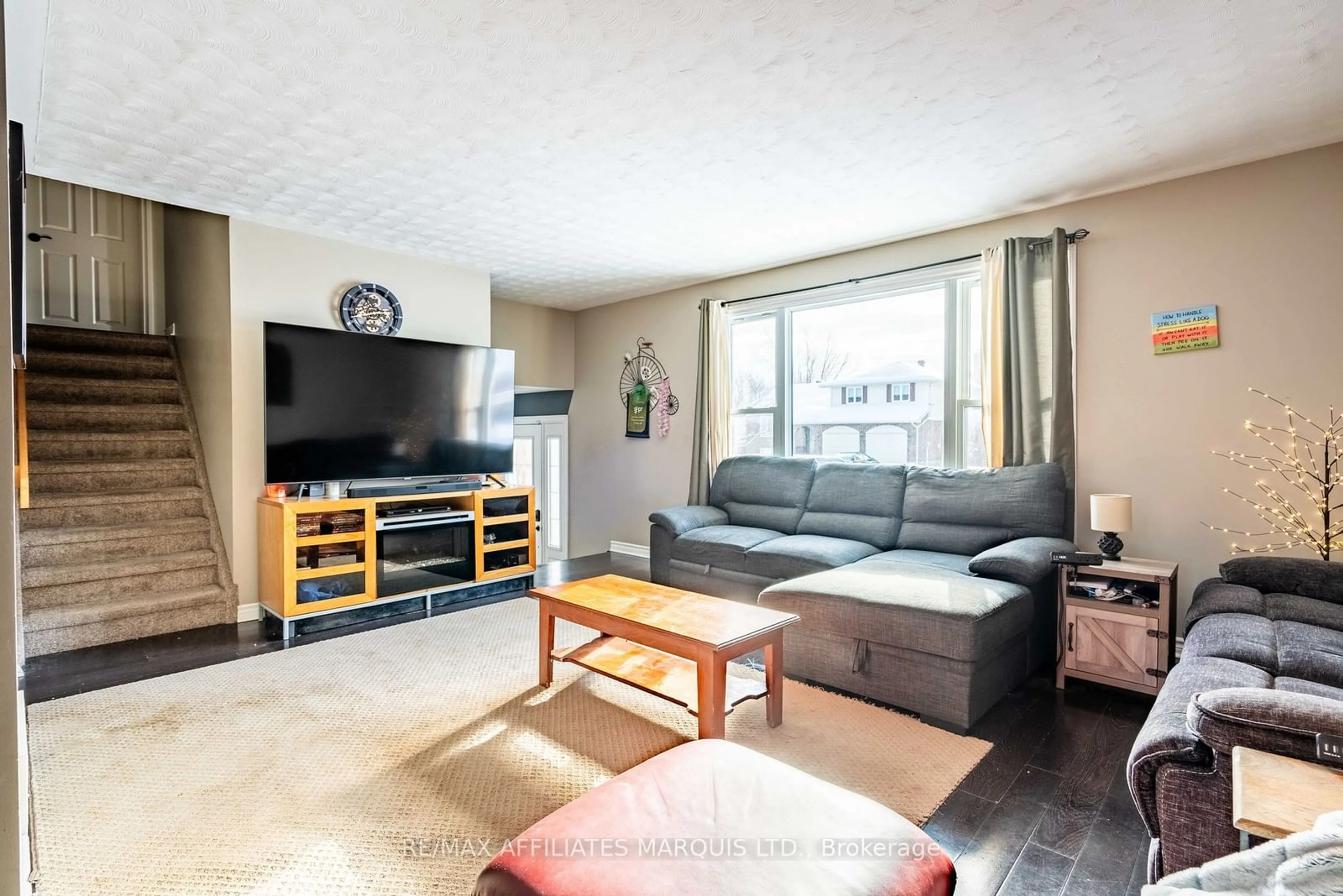 Living room with furniture, wood/laminate floor for 584 Kirkwood St, Cornwall Ontario K6H 5Y8