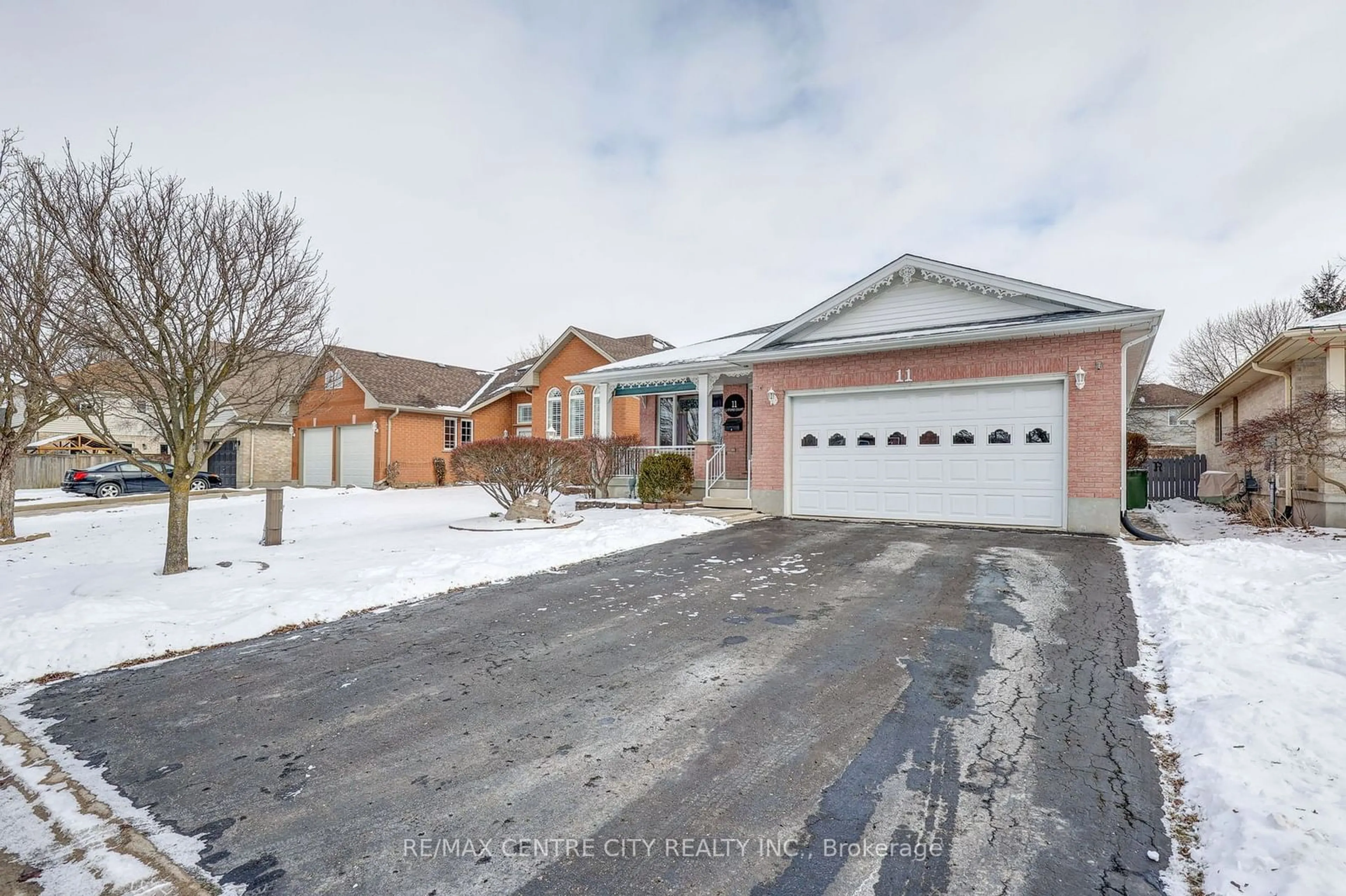 A pic from outside/outdoor area/front of a property/back of a property/a pic from drone, street for 11 Lyford Crt, St. Thomas Ontario N5R 6C6