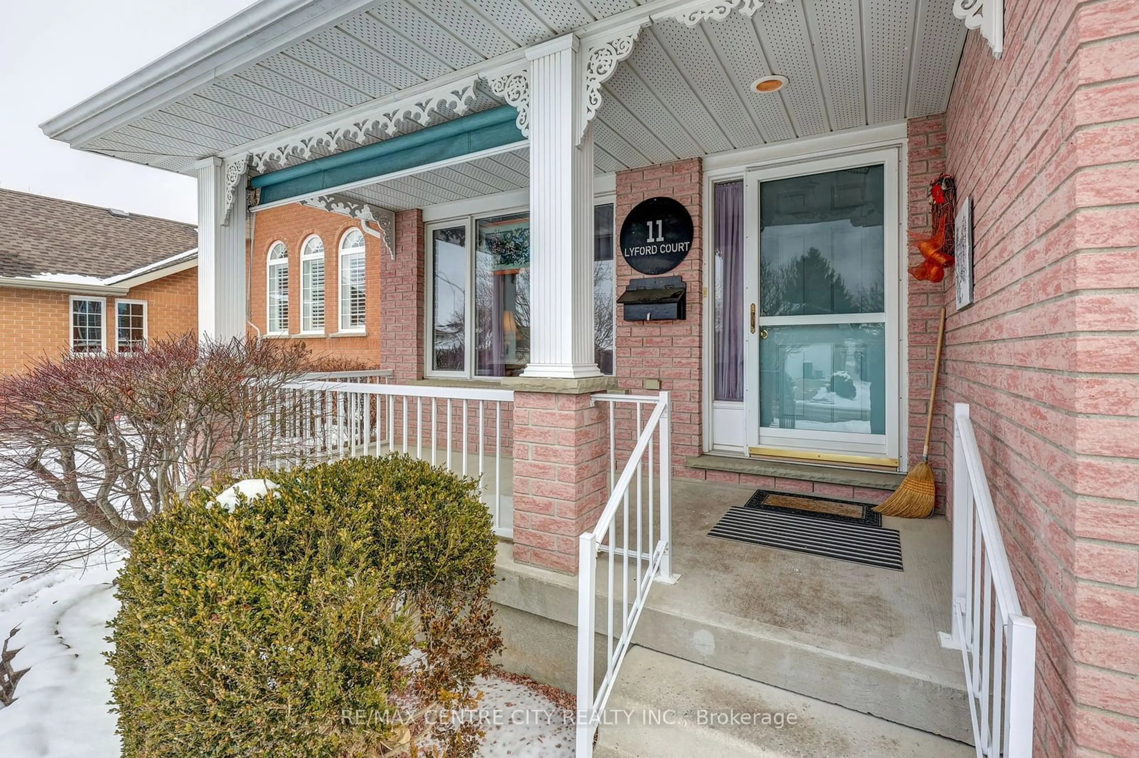 Indoor entryway for 11 Lyford Crt, St. Thomas Ontario N5R 6C6