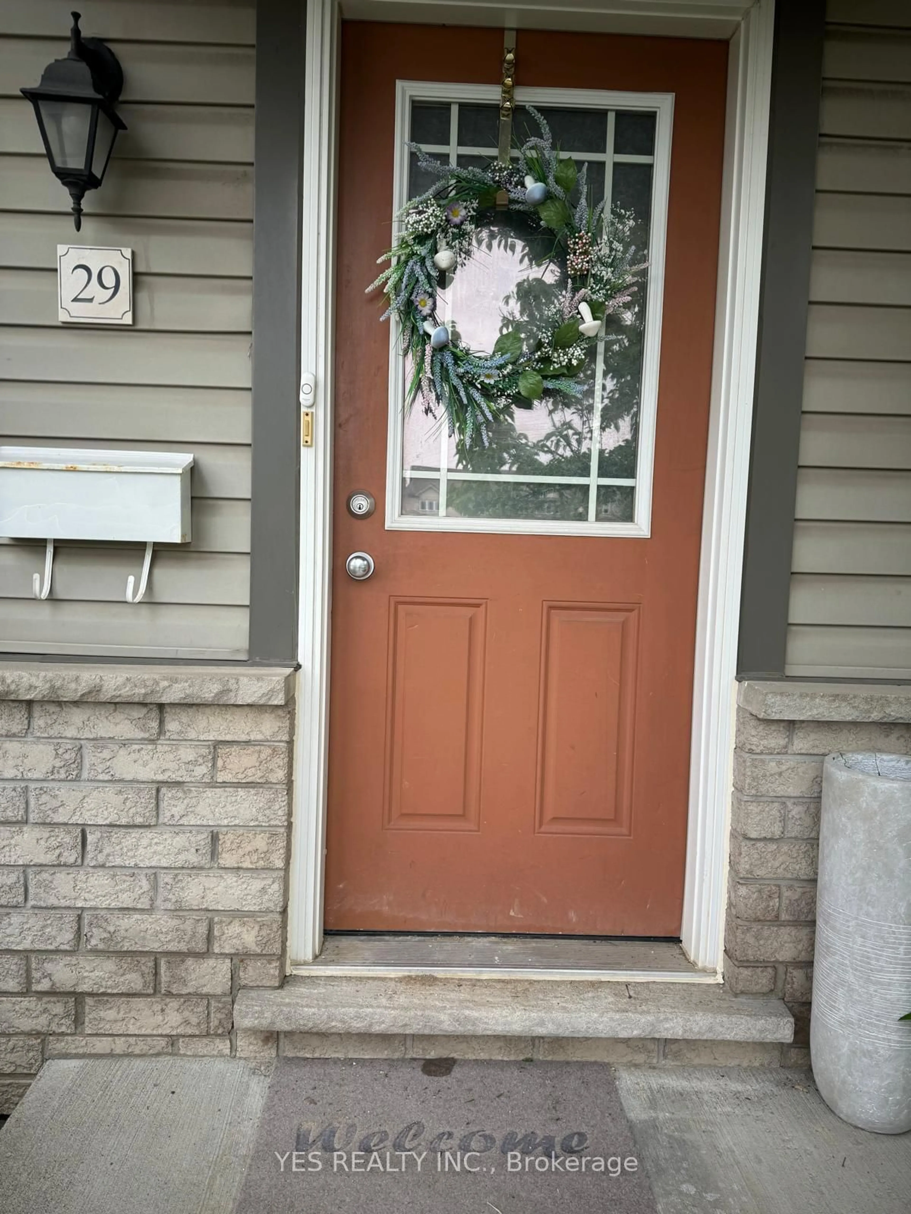 Indoor entryway for 10 Foxglove Cres #29, Kitchener Ontario N2E 0E1