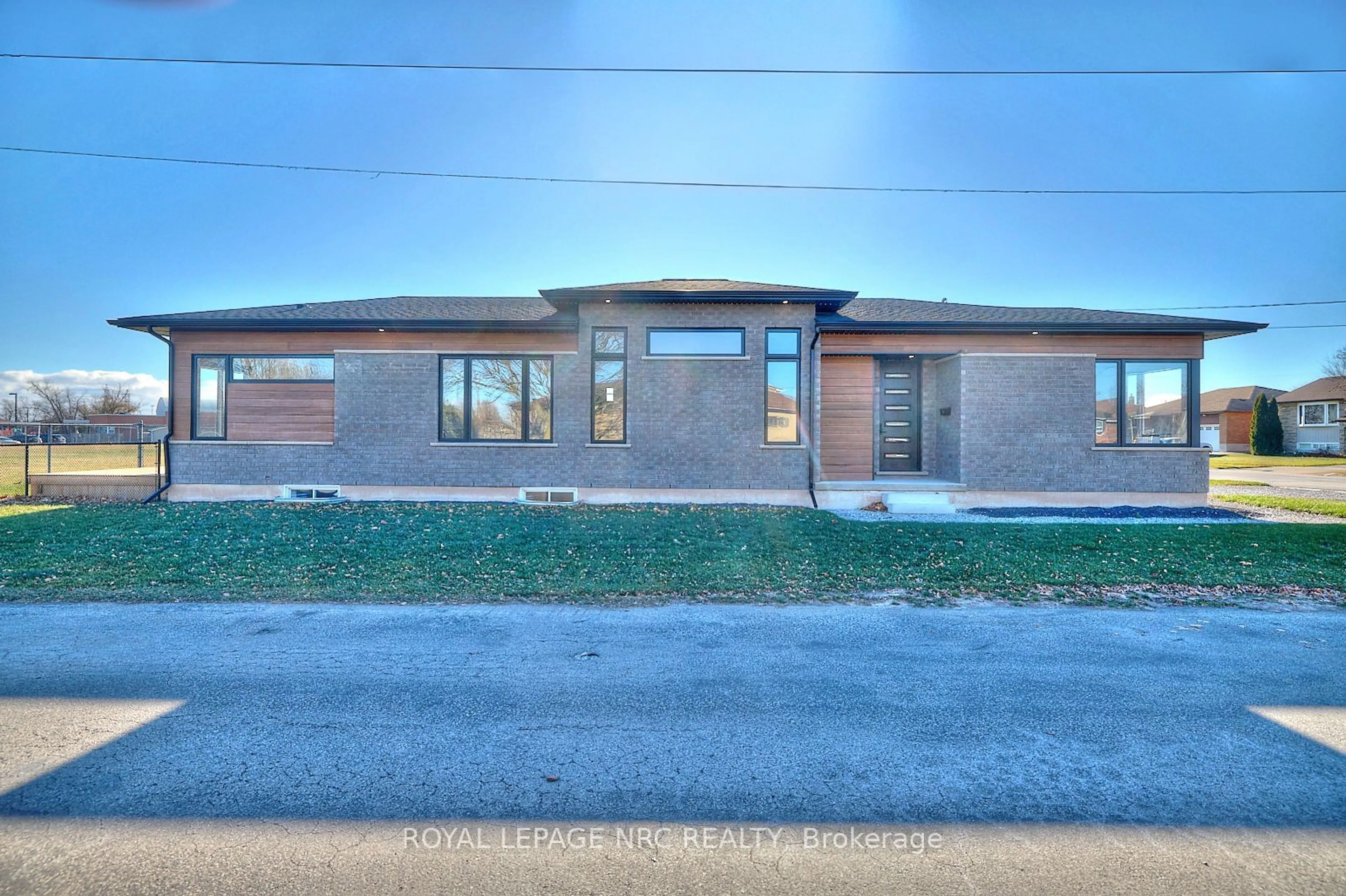 Home with brick exterior material, unknown for 45 Classic Ave, Welland Ontario L3B 0M8