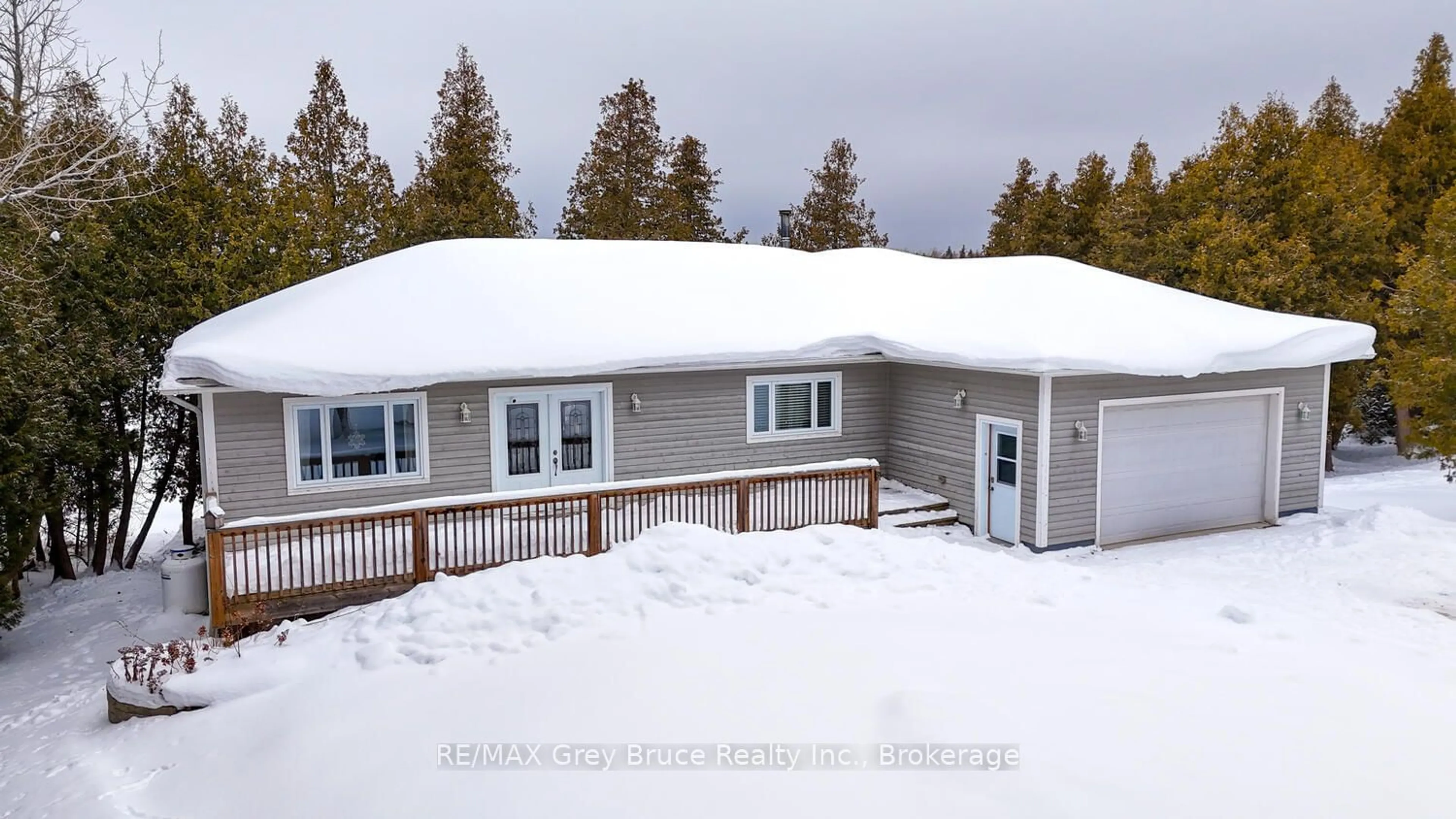 Home with vinyl exterior material, mountain view for 264 Tamarac Rd, Northern Bruce Peninsula Ontario N0H 2M0