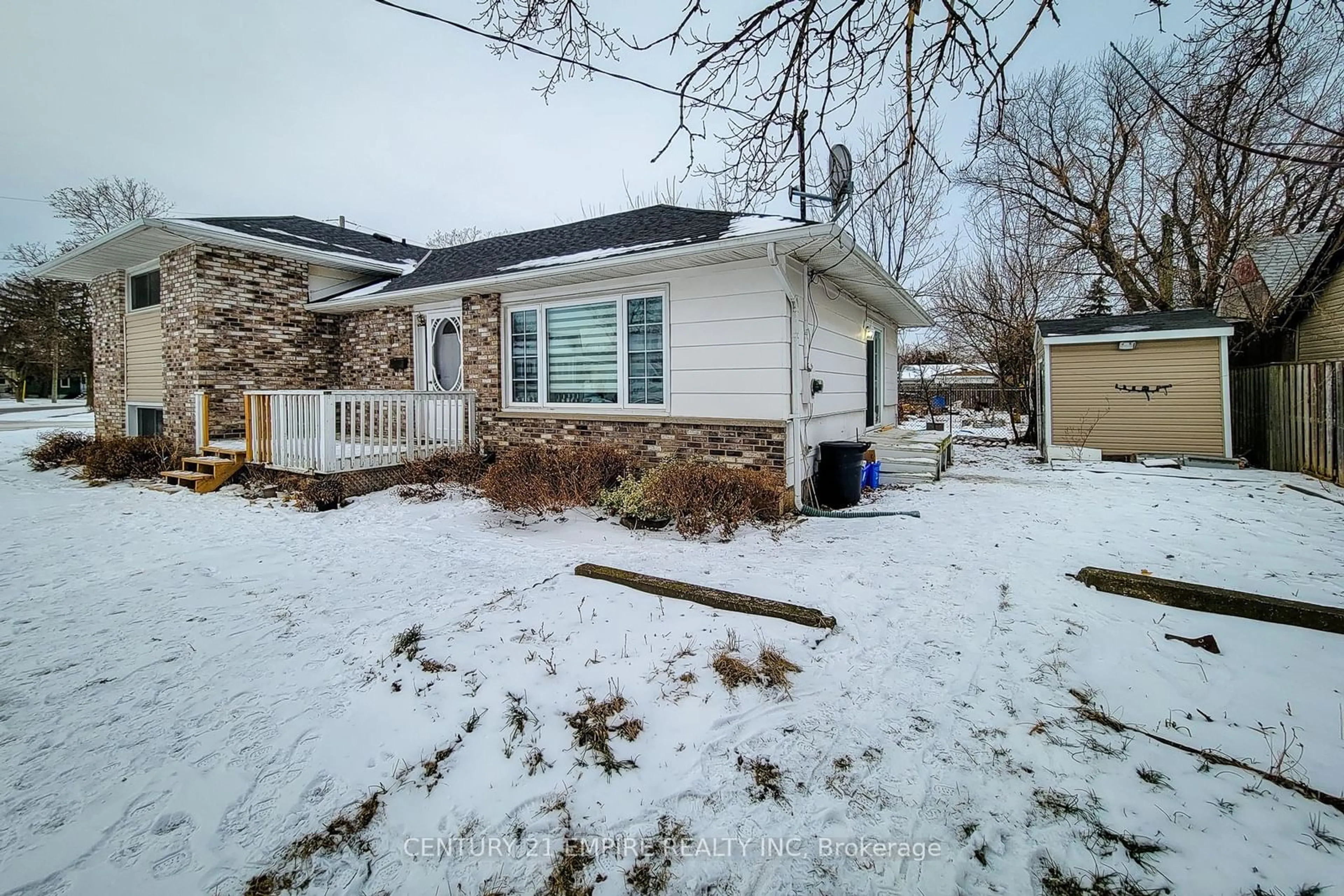 A pic from outside/outdoor area/front of a property/back of a property/a pic from drone, street for 8 Plymouth Ave, St. Catharines Ontario L2R 2X9