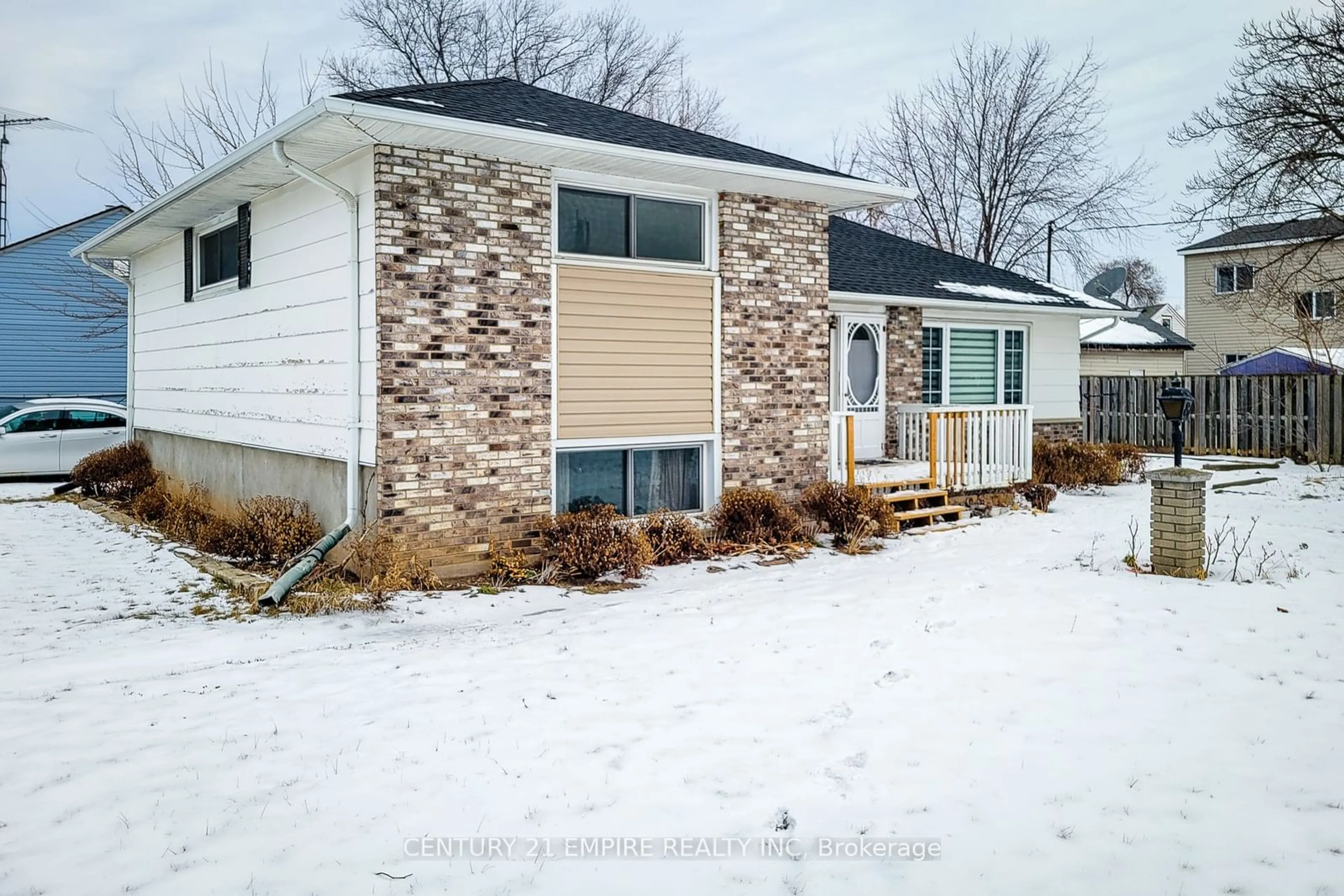 Home with vinyl exterior material, street for 8 Plymouth Ave, St. Catharines Ontario L2R 2X9