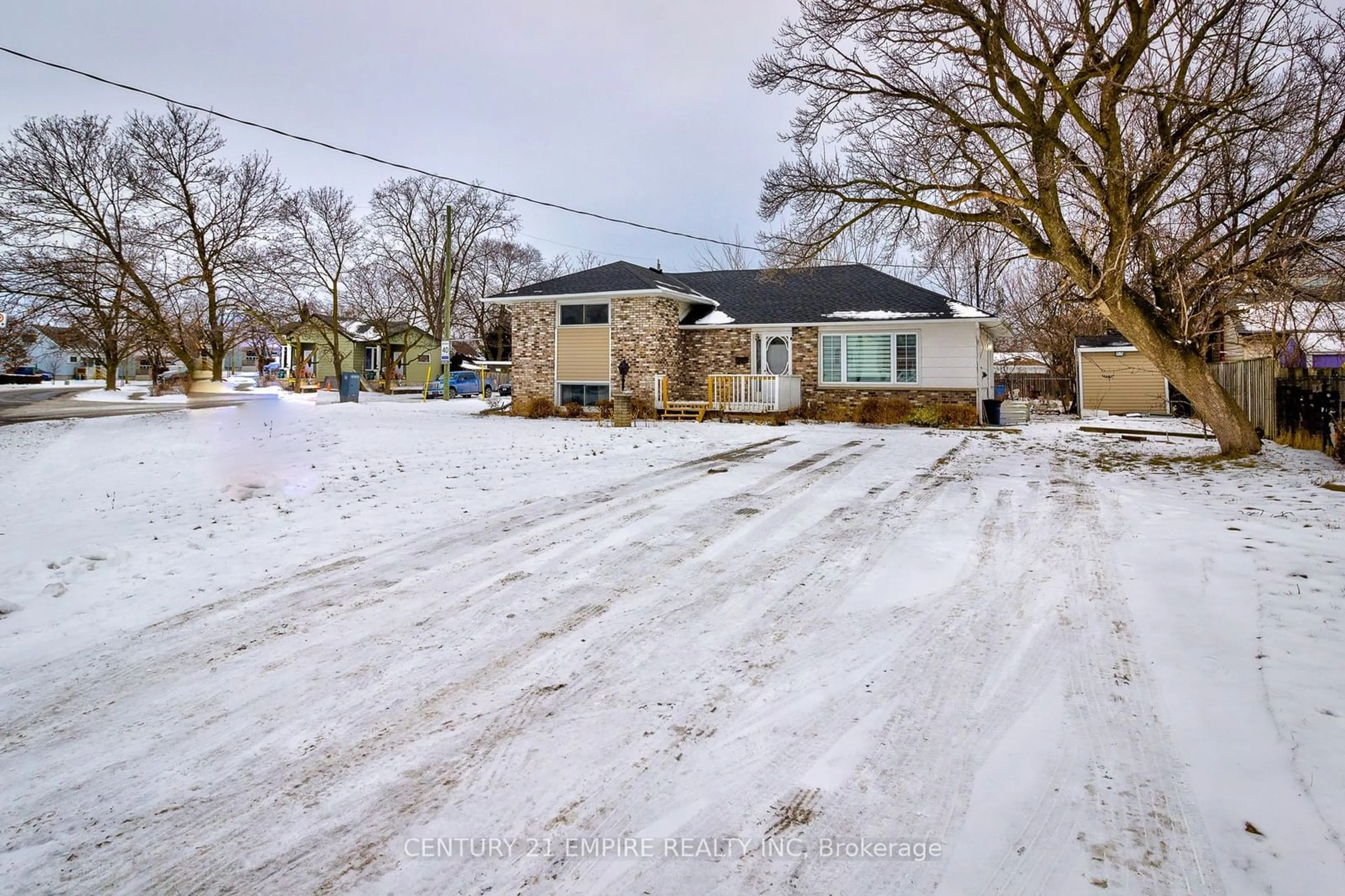 A pic from outside/outdoor area/front of a property/back of a property/a pic from drone, street for 8 Plymouth Ave, St. Catharines Ontario L2R 2X9