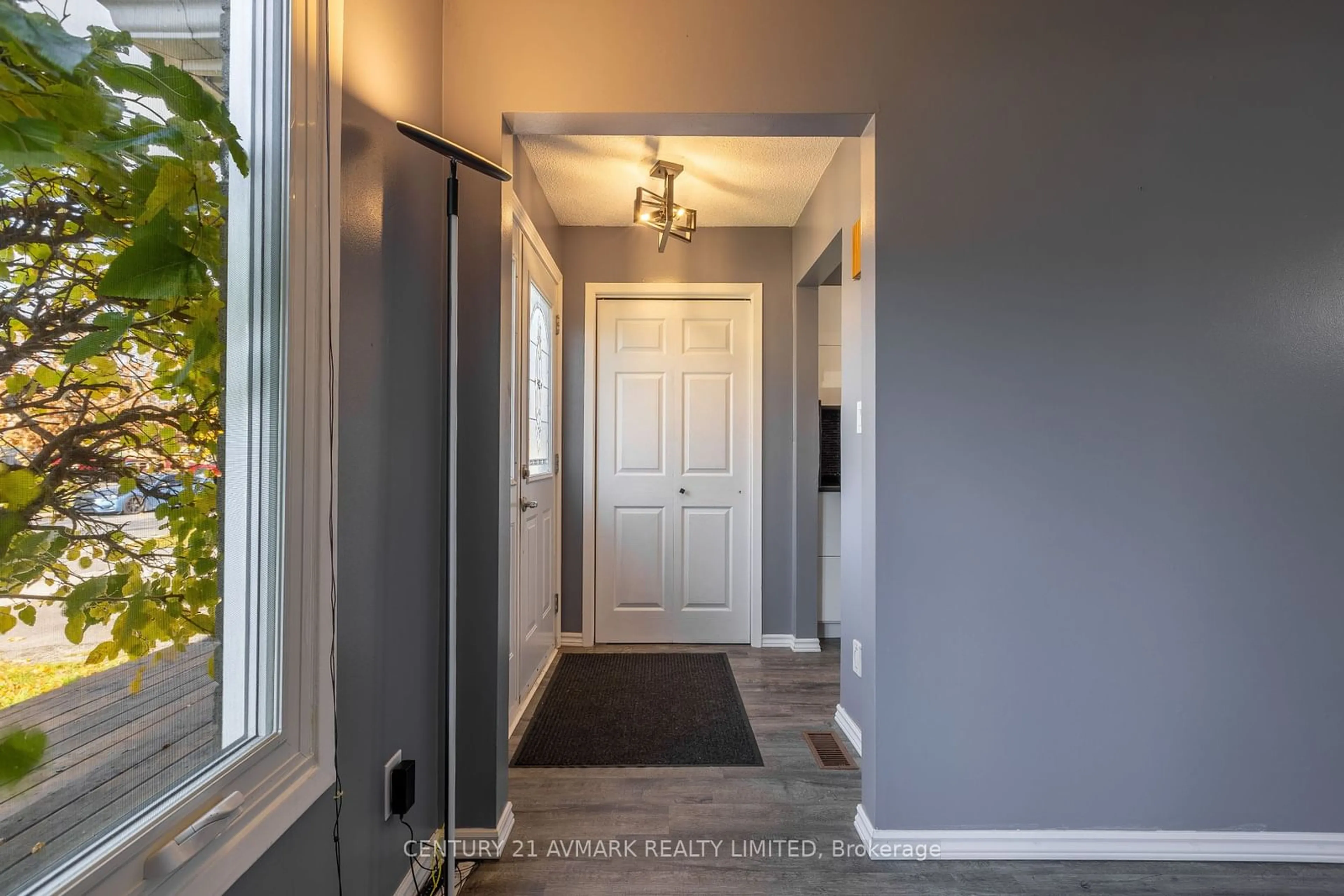 Indoor entryway for 87 Terrace Ave, Welland Ontario L3C 6K1