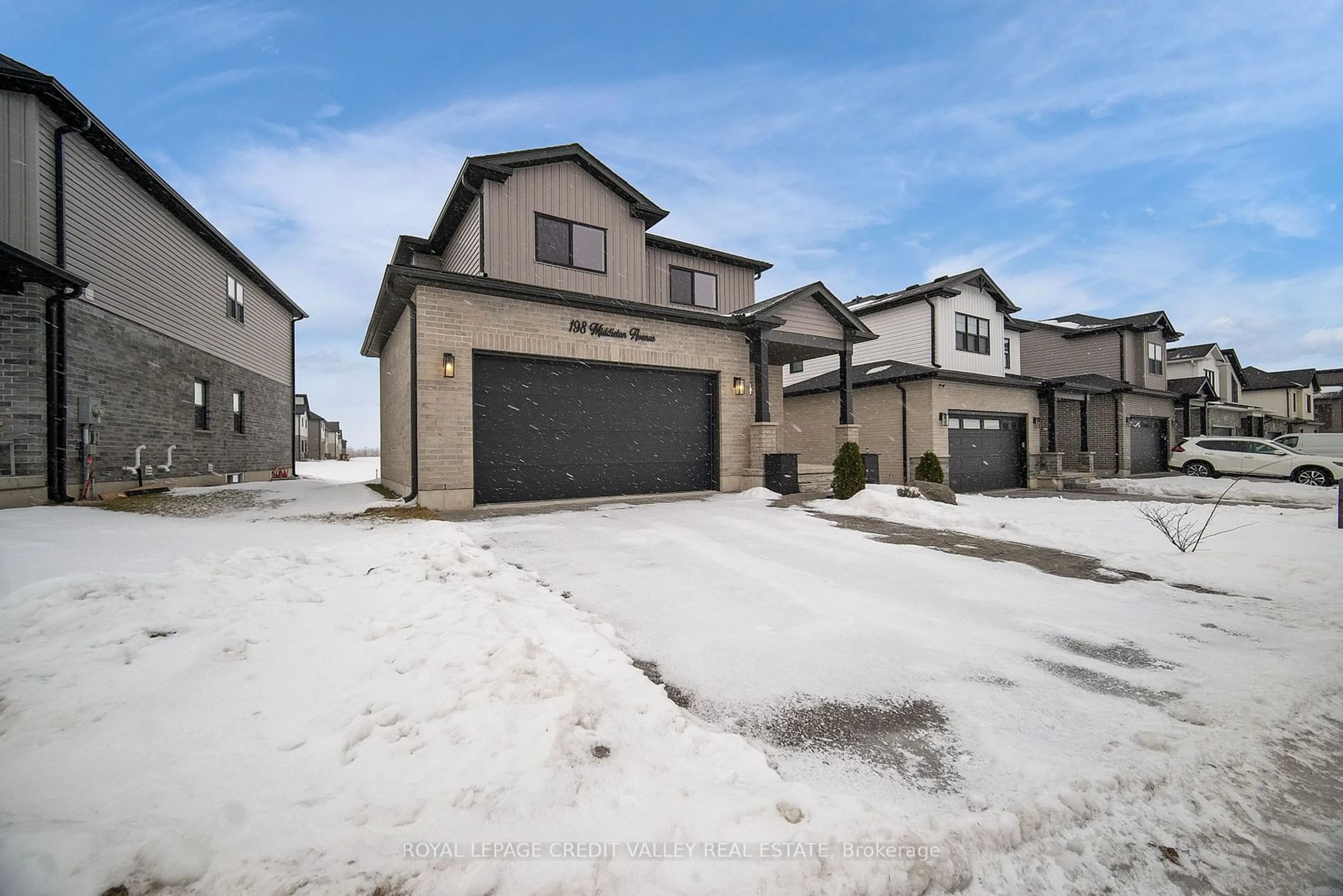 A pic from outside/outdoor area/front of a property/back of a property/a pic from drone, street for 198 Middleton Ave, London Ontario N6L 0E9