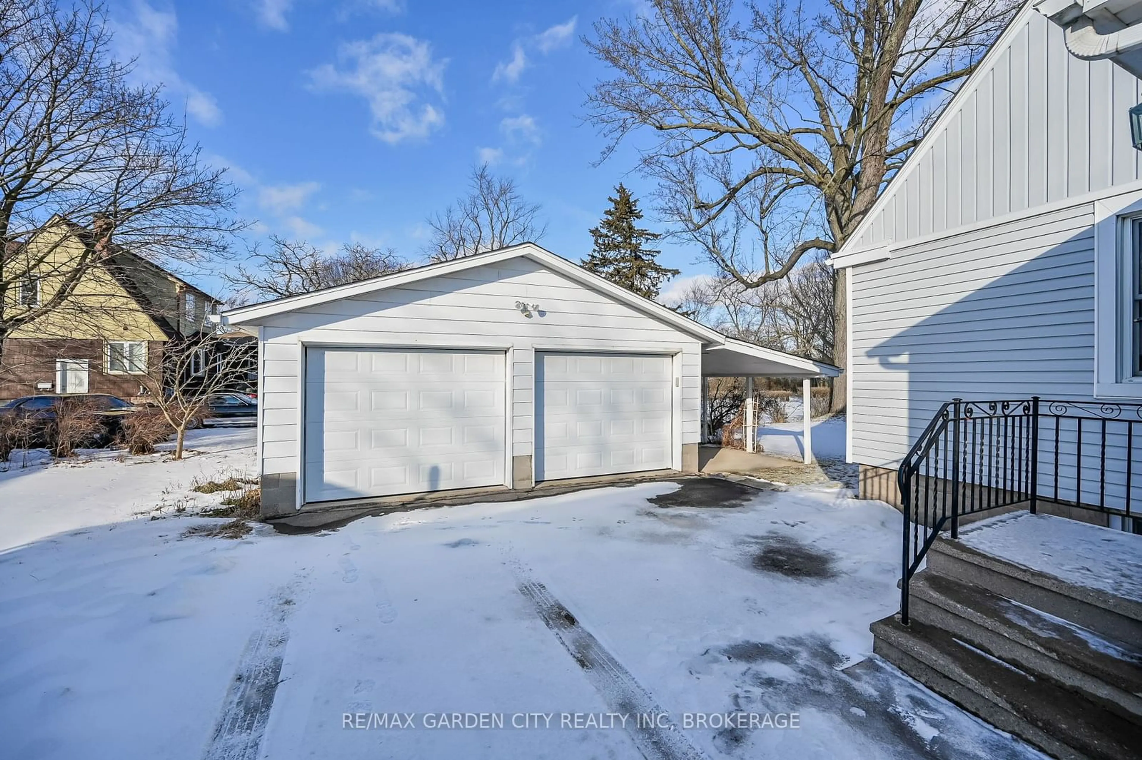 A pic from outside/outdoor area/front of a property/back of a property/a pic from drone, street for 168 THOROLD Rd, Welland Ontario L3C 3V6