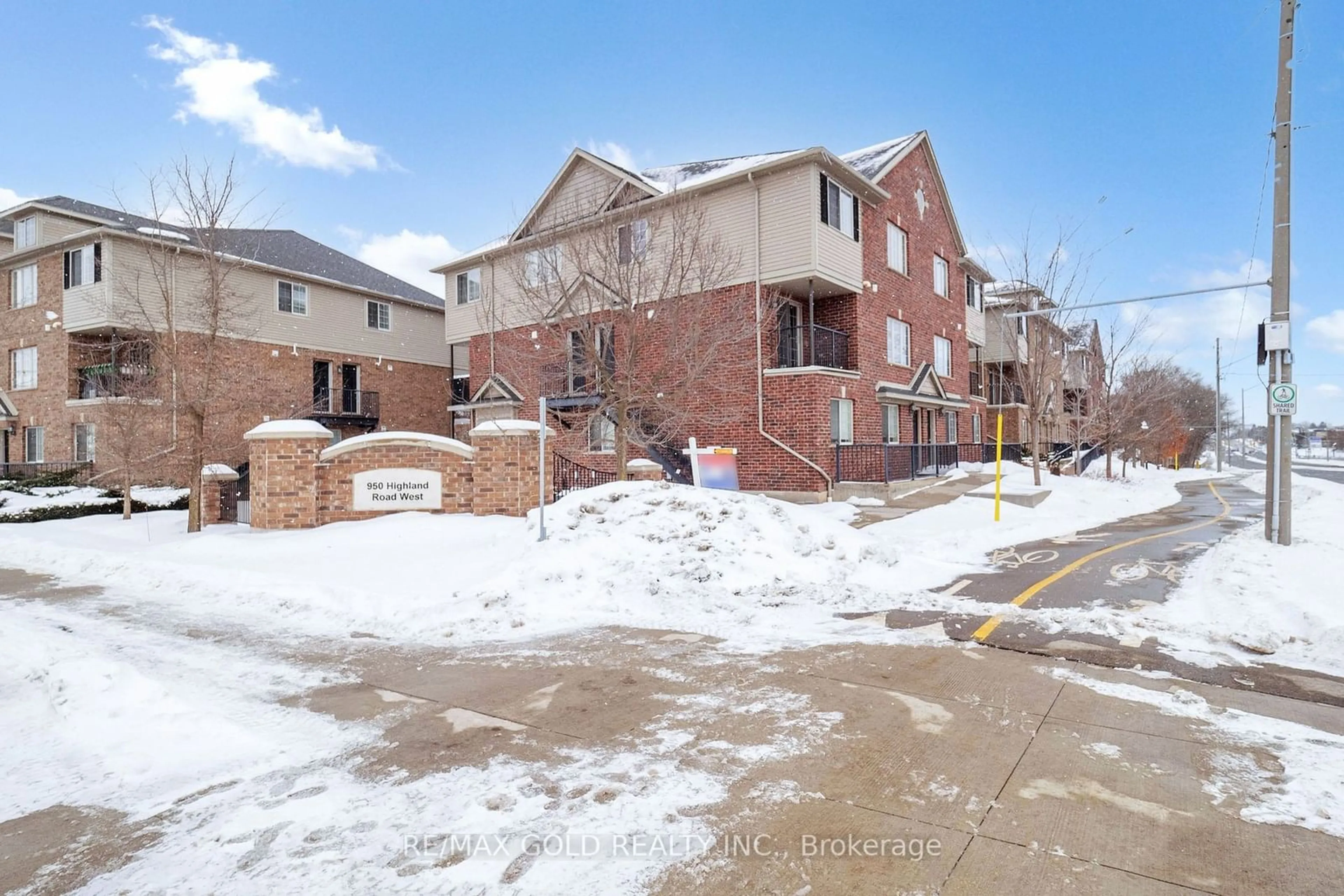 Patio, street for 950 Highland Rd #12, Kitchener Ontario N2N 0A5