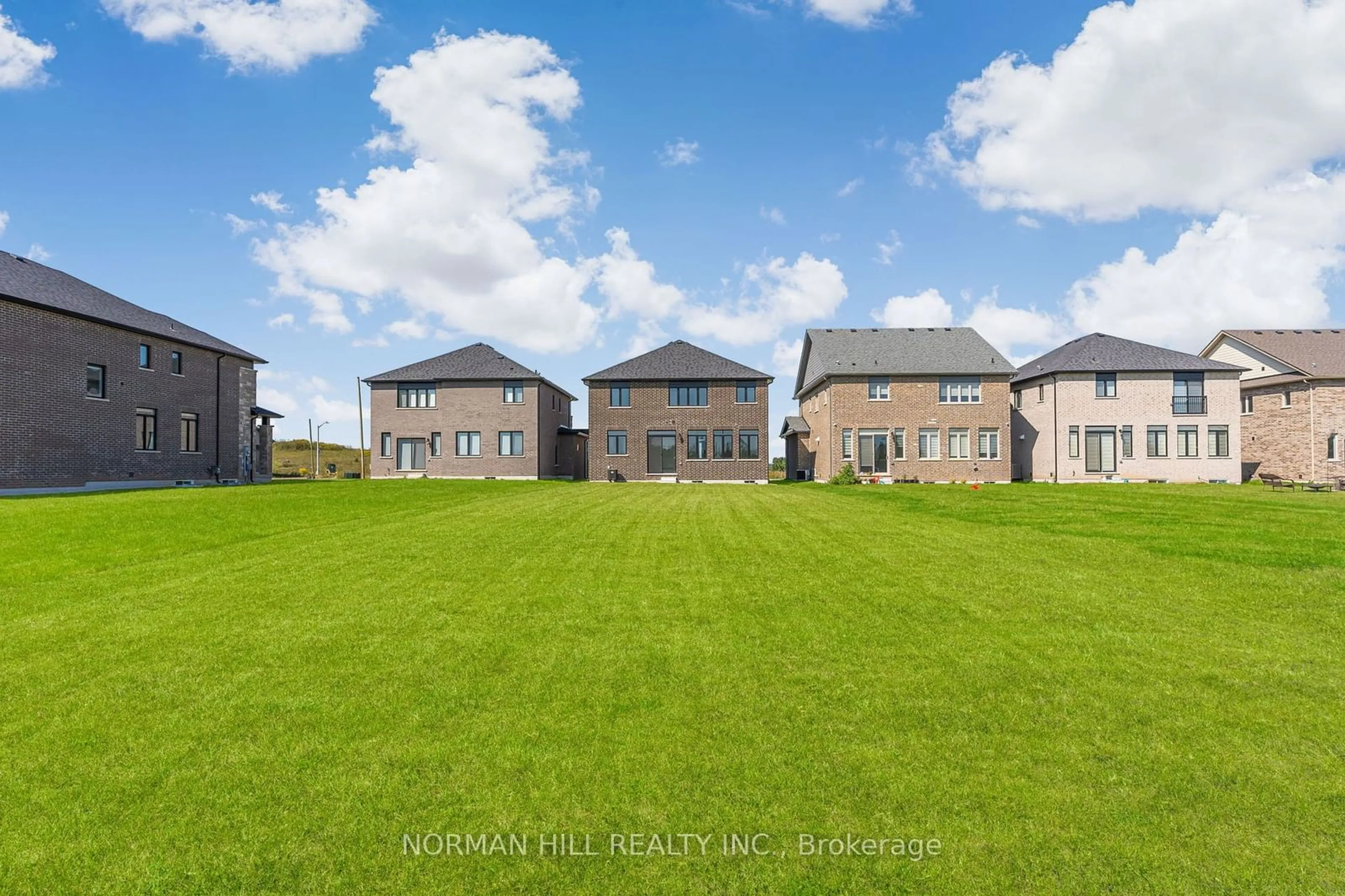 A pic from outside/outdoor area/front of a property/back of a property/a pic from drone, building for 704 Daimler Pkwy, Welland Ontario L3B 0H2