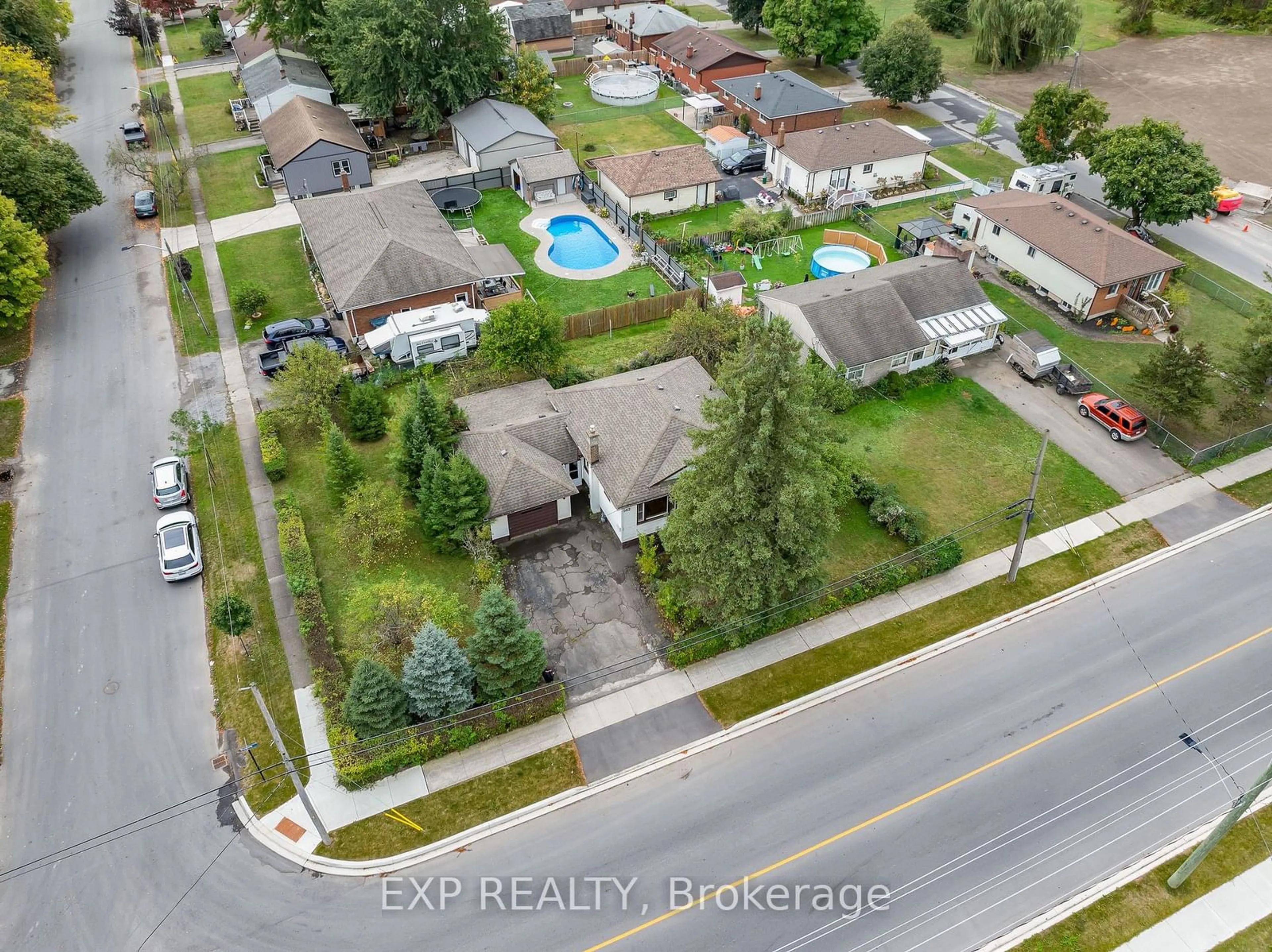 A pic from outside/outdoor area/front of a property/back of a property/a pic from drone, street for 562 BROADWAY St, Welland Ontario L3C 5M5