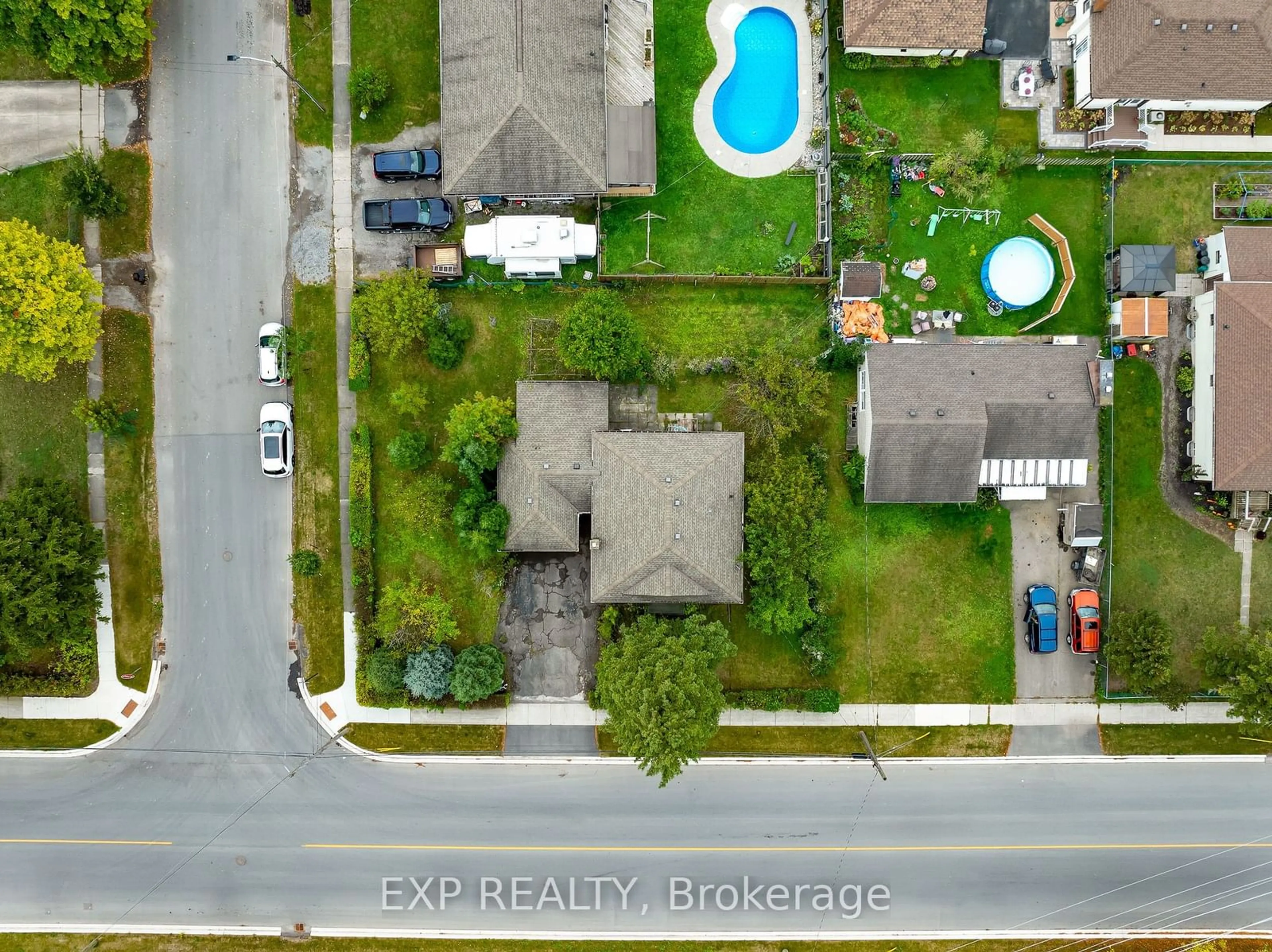 A pic from outside/outdoor area/front of a property/back of a property/a pic from drone, street for 562 BROADWAY St, Welland Ontario L3C 5M5