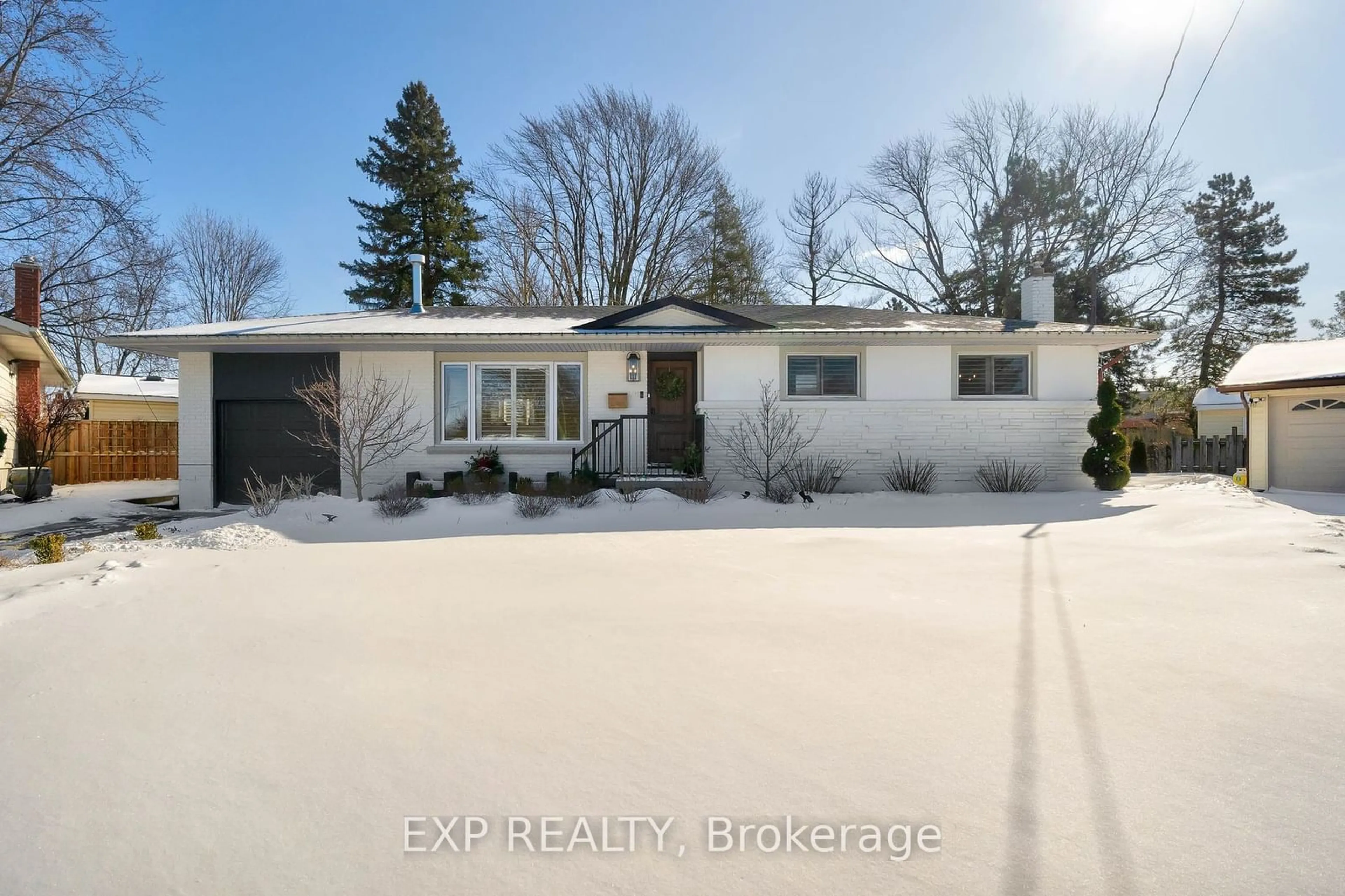 A pic from outside/outdoor area/front of a property/back of a property/a pic from drone, street for 4652 Queensway Gdns, Niagara Falls Ontario L2E 6R3