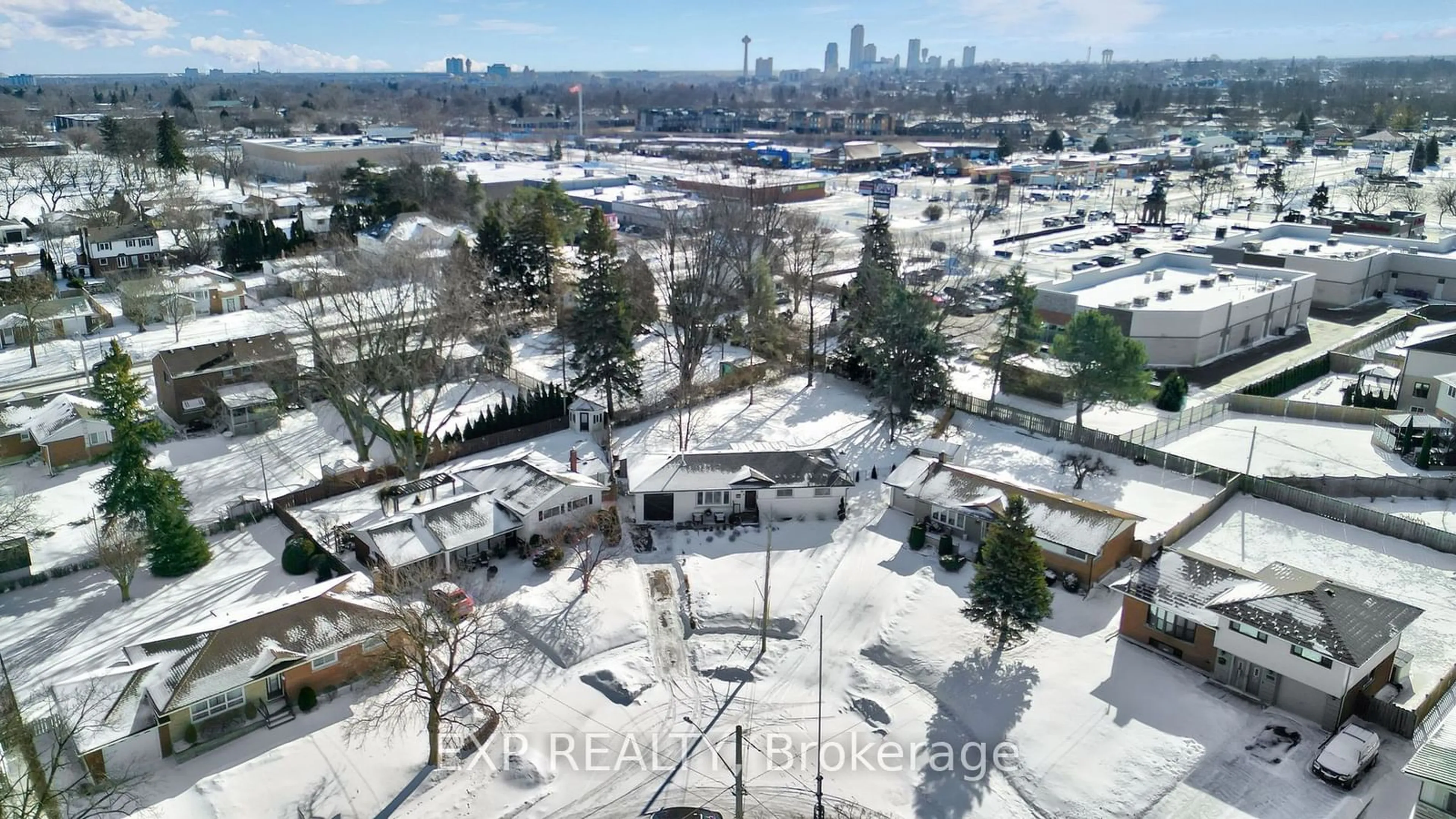 A pic from outside/outdoor area/front of a property/back of a property/a pic from drone, city buildings view from balcony for 4652 Queensway Gdns, Niagara Falls Ontario L2E 6R3