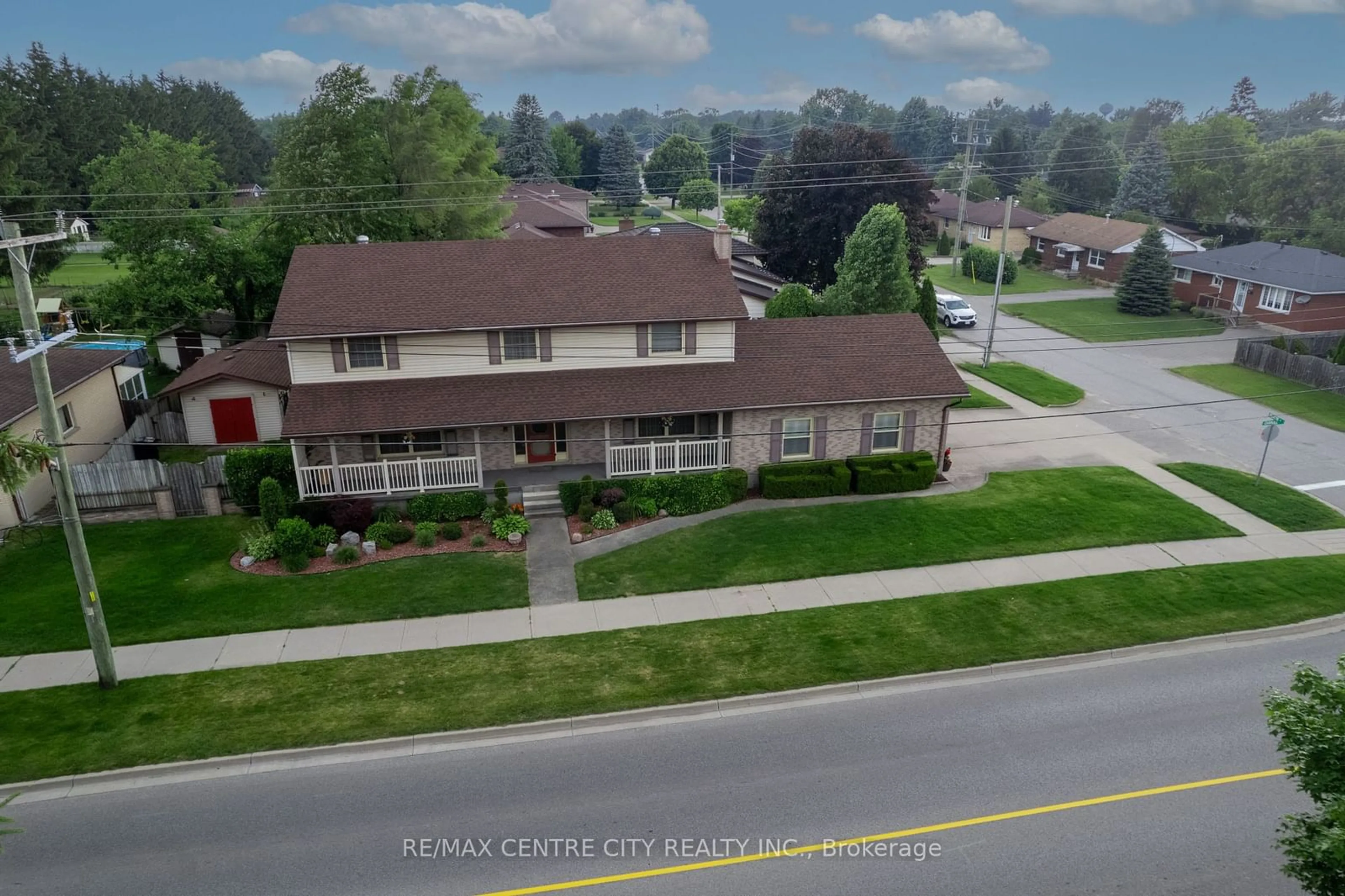 A pic from outside/outdoor area/front of a property/back of a property/a pic from drone, street for 410 Beattie St, Strathroy-Caradoc Ontario N7G 2X6