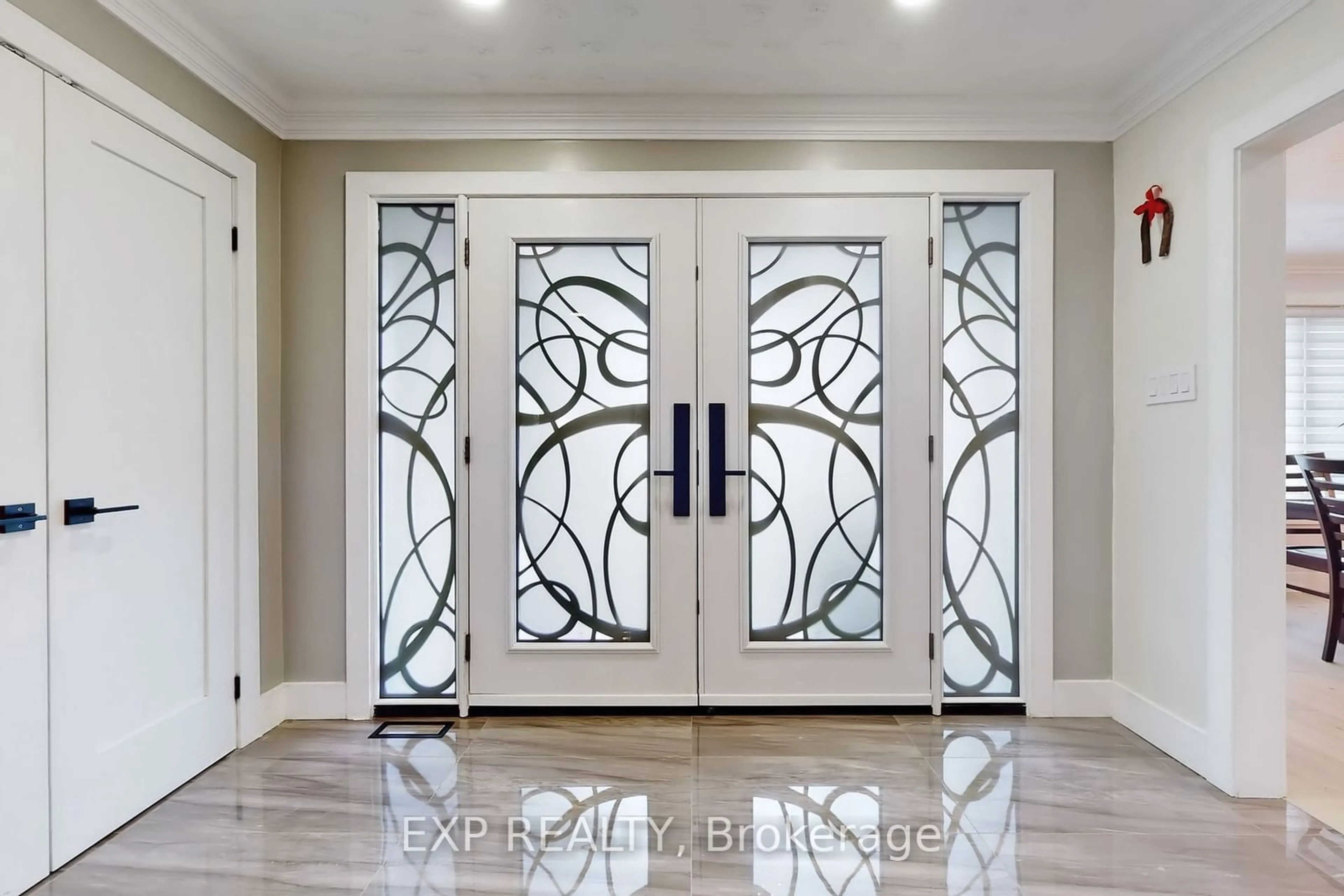 Indoor entryway for 107 Kennedy Ave, Hamilton Ontario L9B 1C6