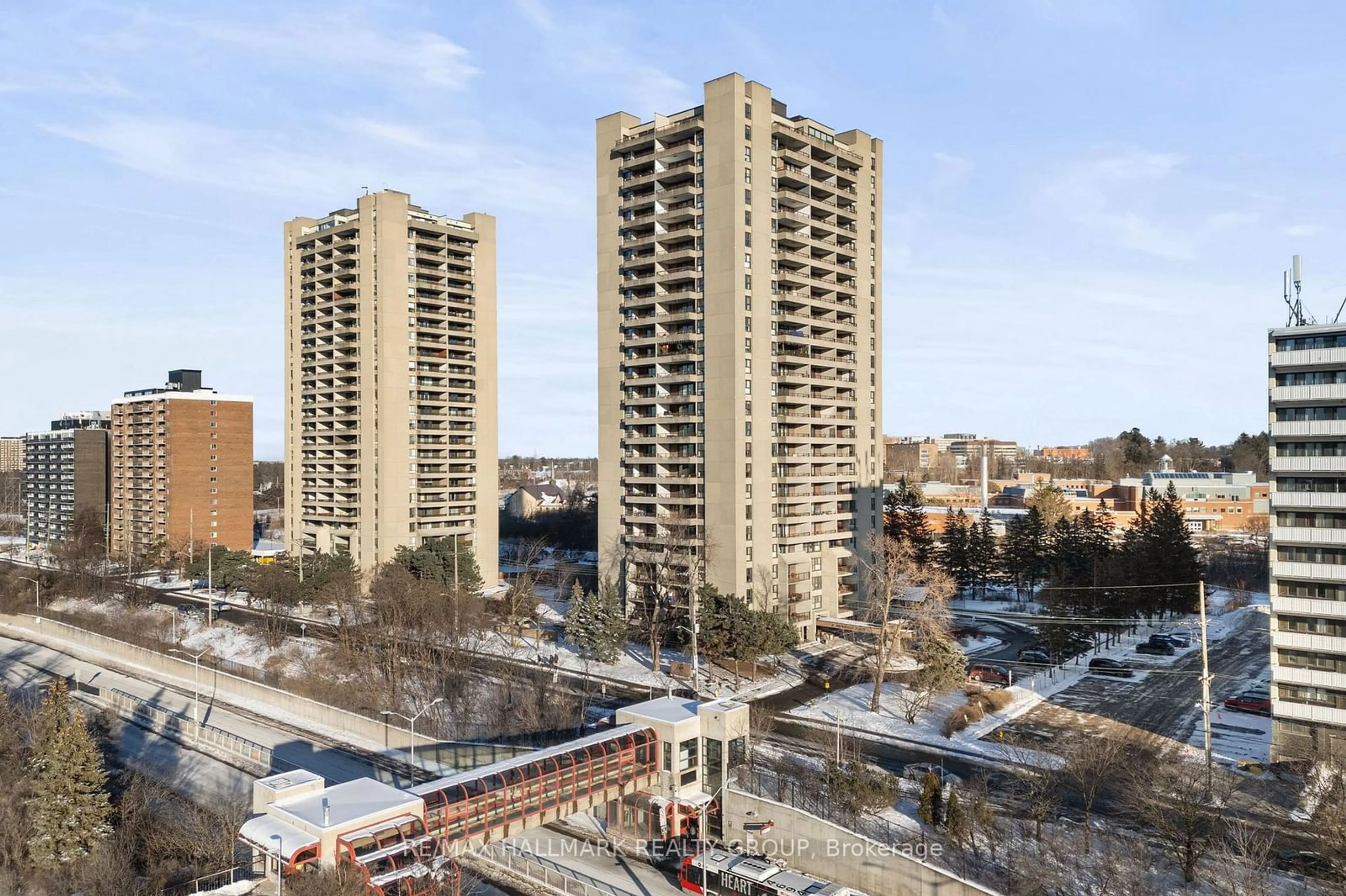 A pic from outside/outdoor area/front of a property/back of a property/a pic from drone, city buildings view from balcony for 1785 FROBISHER Lane #2008, Alta Vista and Area Ontario K1G 3T7