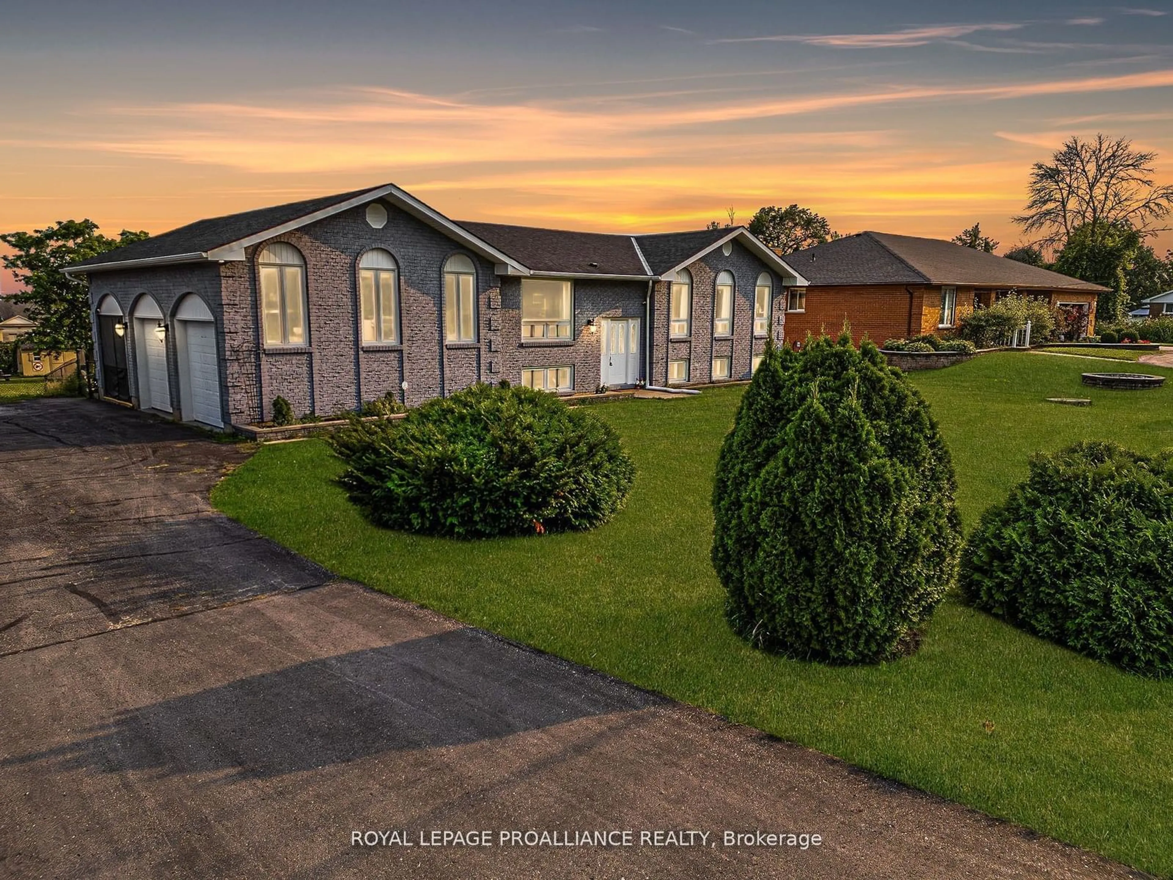 A pic from outside/outdoor area/front of a property/back of a property/a pic from drone, building for 94 Cloverleaf Dr, Belleville Ontario K8N 4Z5