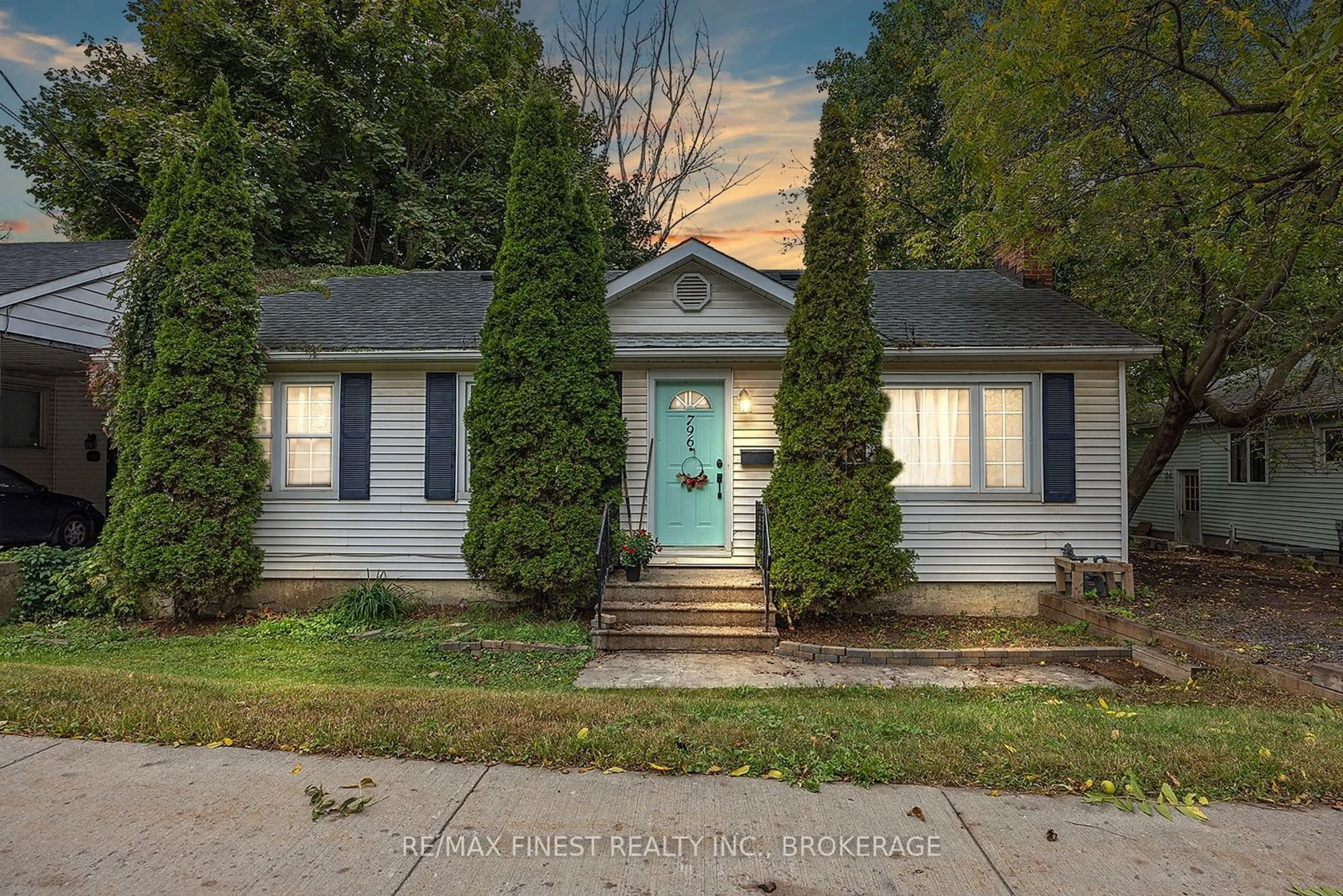 Home with vinyl exterior material, street for 796 PORTSMOUTH Ave, Kingston Ontario K7M 1W7