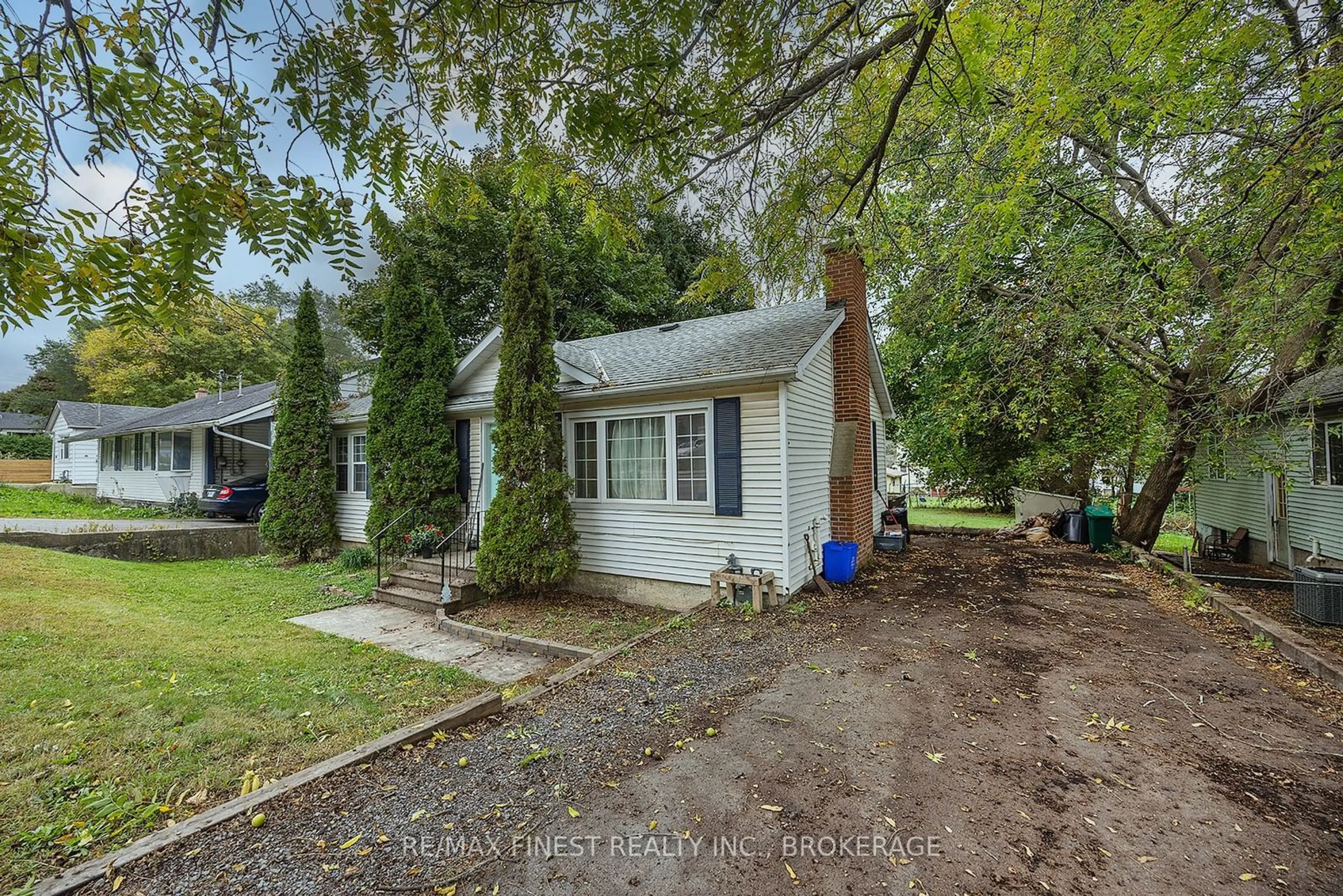 A pic from outside/outdoor area/front of a property/back of a property/a pic from drone, street for 796 PORTSMOUTH Ave, Kingston Ontario K7M 1W7