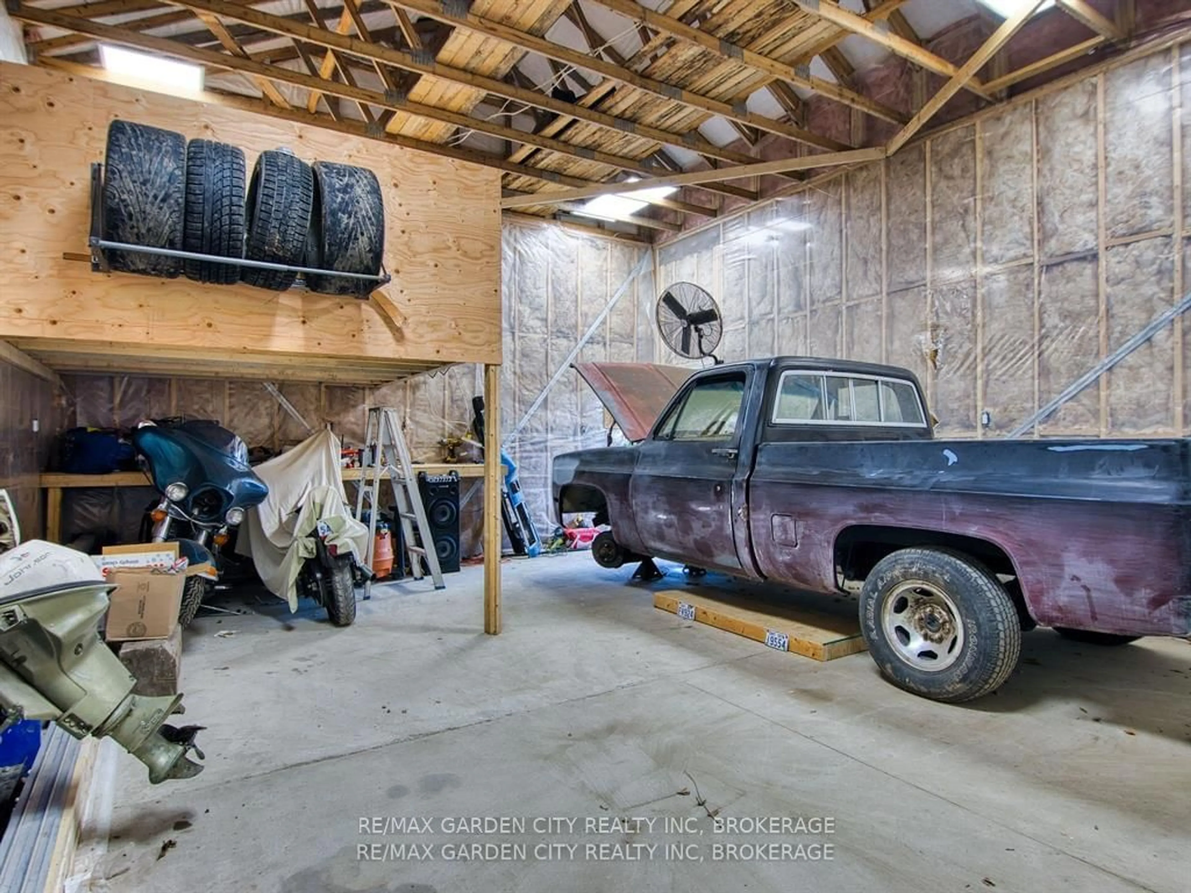 Indoor garage for 27 Indiana Rd, Haldimand Ontario N0A 1H0