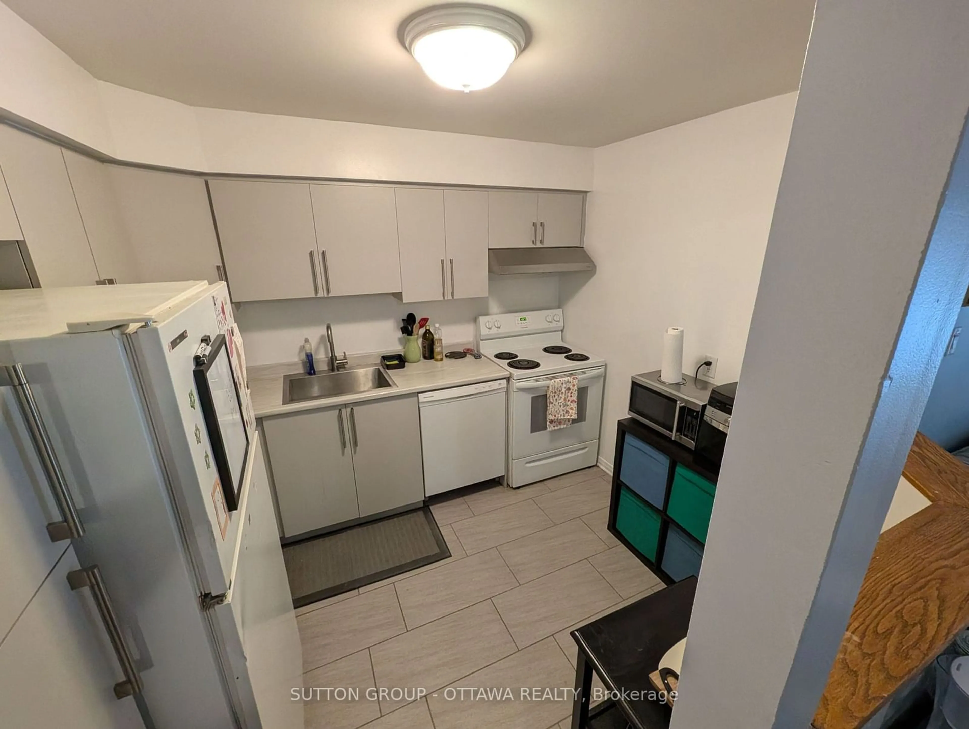 Standard kitchen, unknown for 35 Robinson Ave #F, Lower Town - Sandy Hill Ontario K1N 8N8