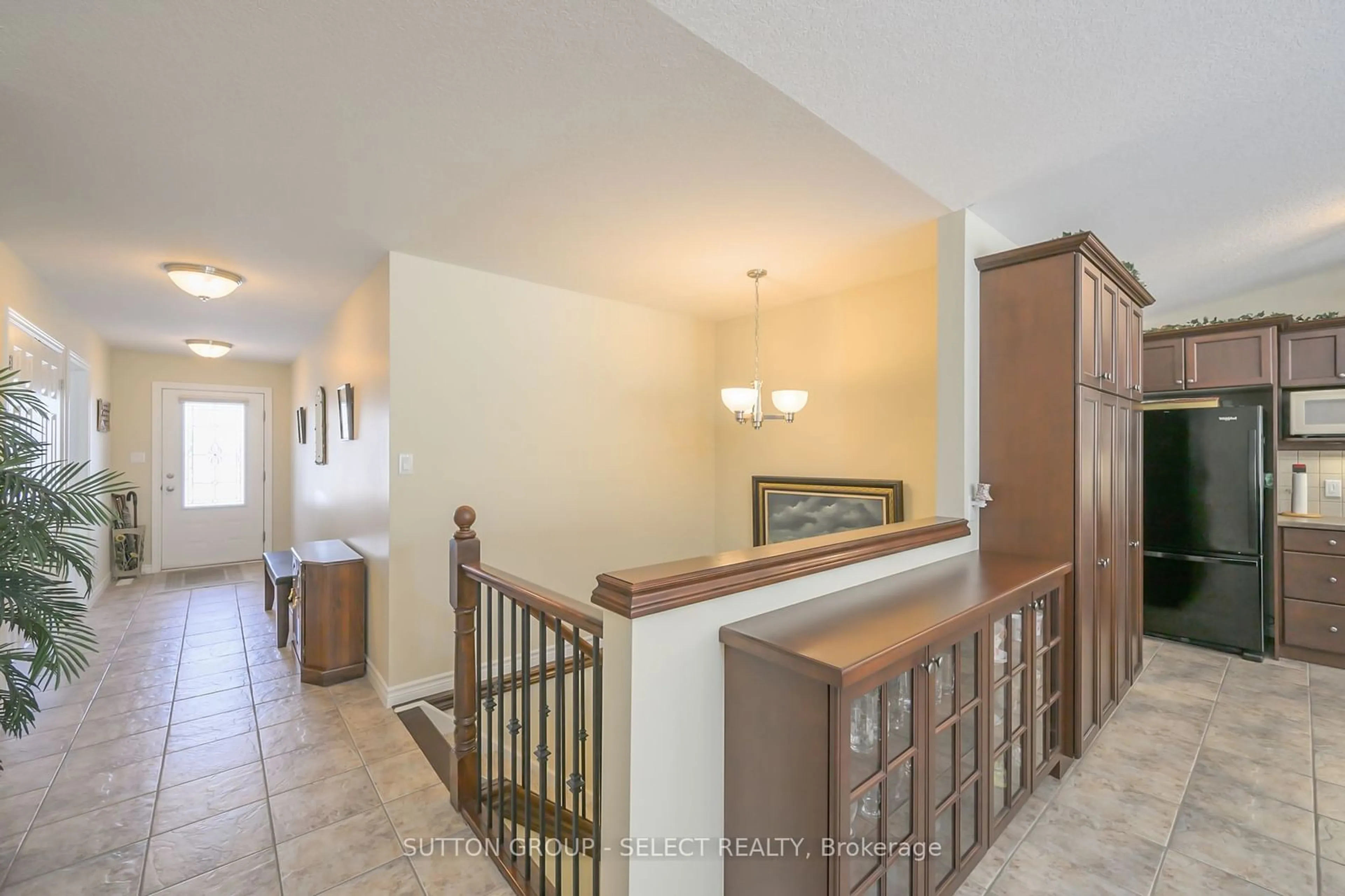 Indoor foyer for 2086 Denview Ave, London Ontario N6G 0J5