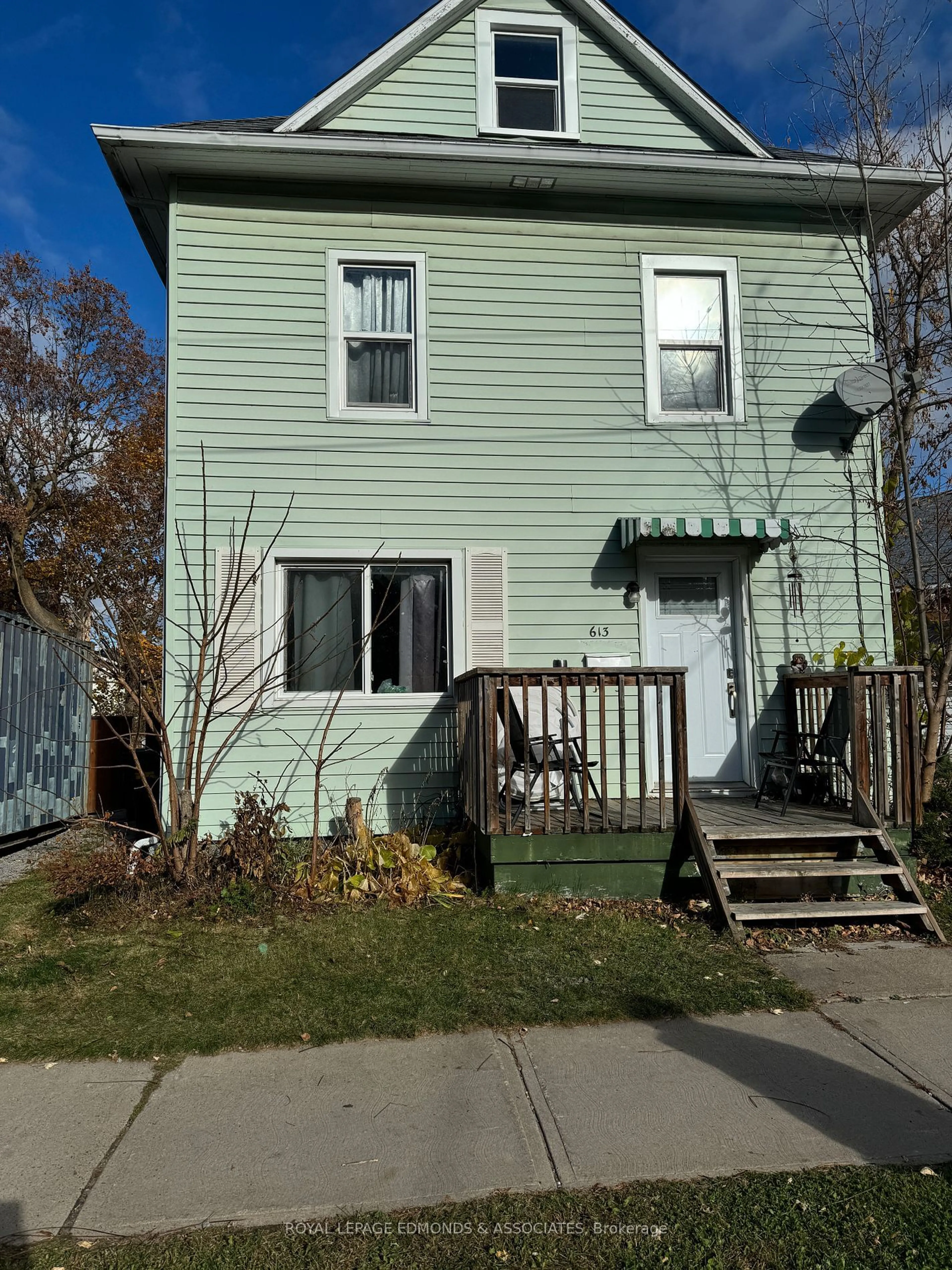 Home with vinyl exterior material, street for 613 Mary St, Pembroke Ontario K8A 5X4