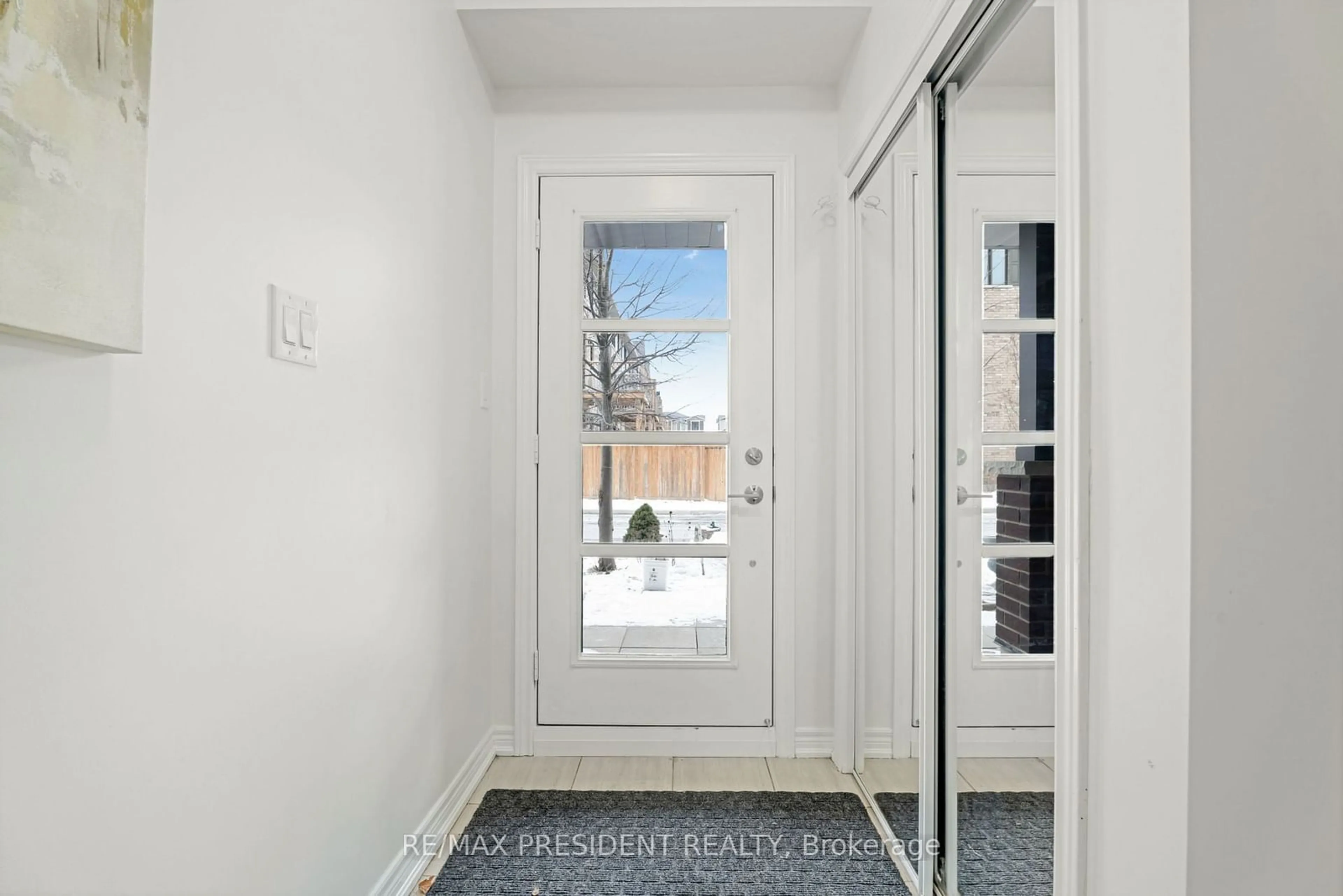 Indoor entryway for 6 Waterview Lane, Grimsby Ontario L3M 0H2