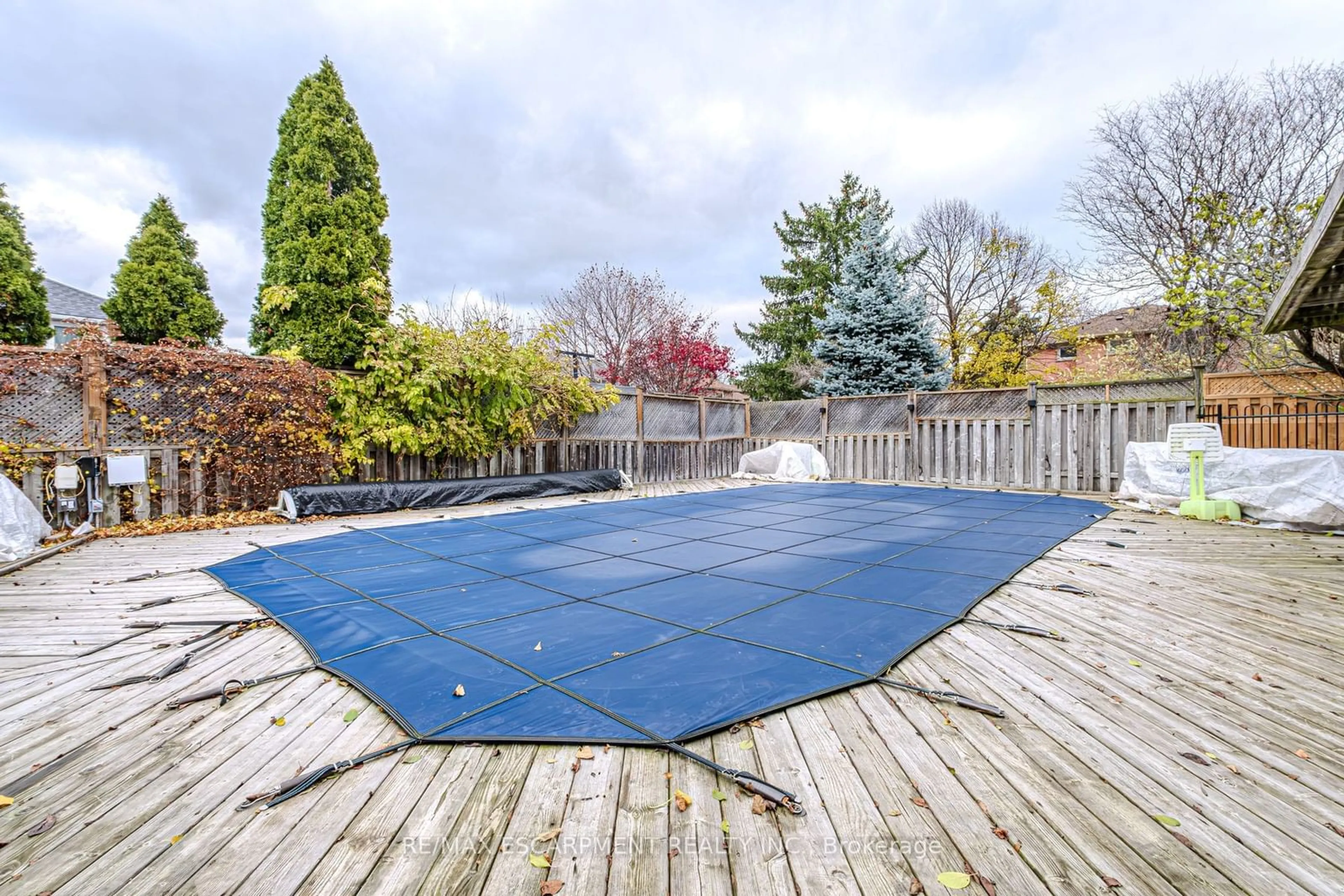 Pool for 106 Rushdale Dr, Hamilton Ontario L8W 2Z1