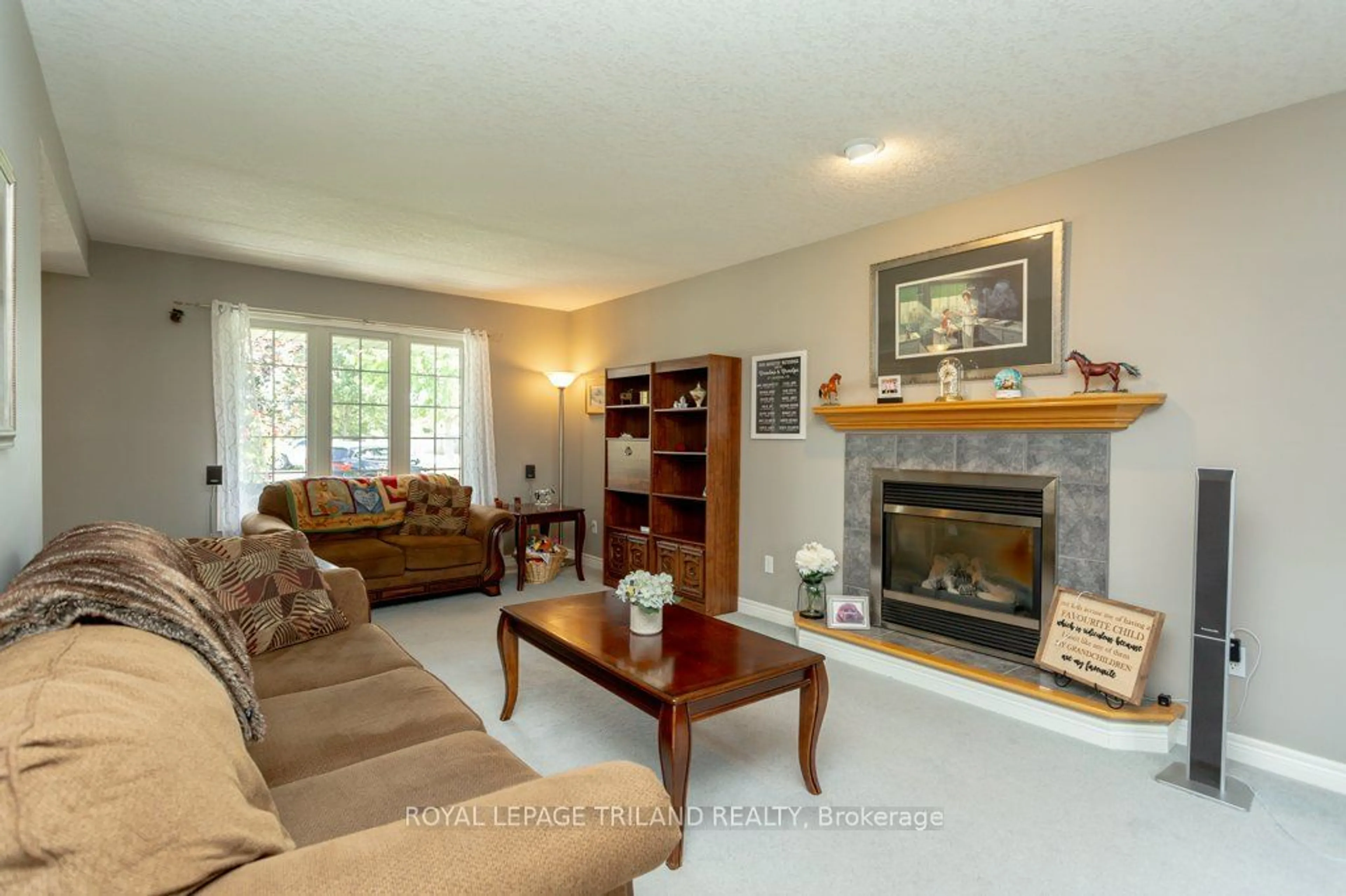 Living room with furniture, unknown for 25 Steeplechase Crt, St. Thomas Ontario N5R 6H5