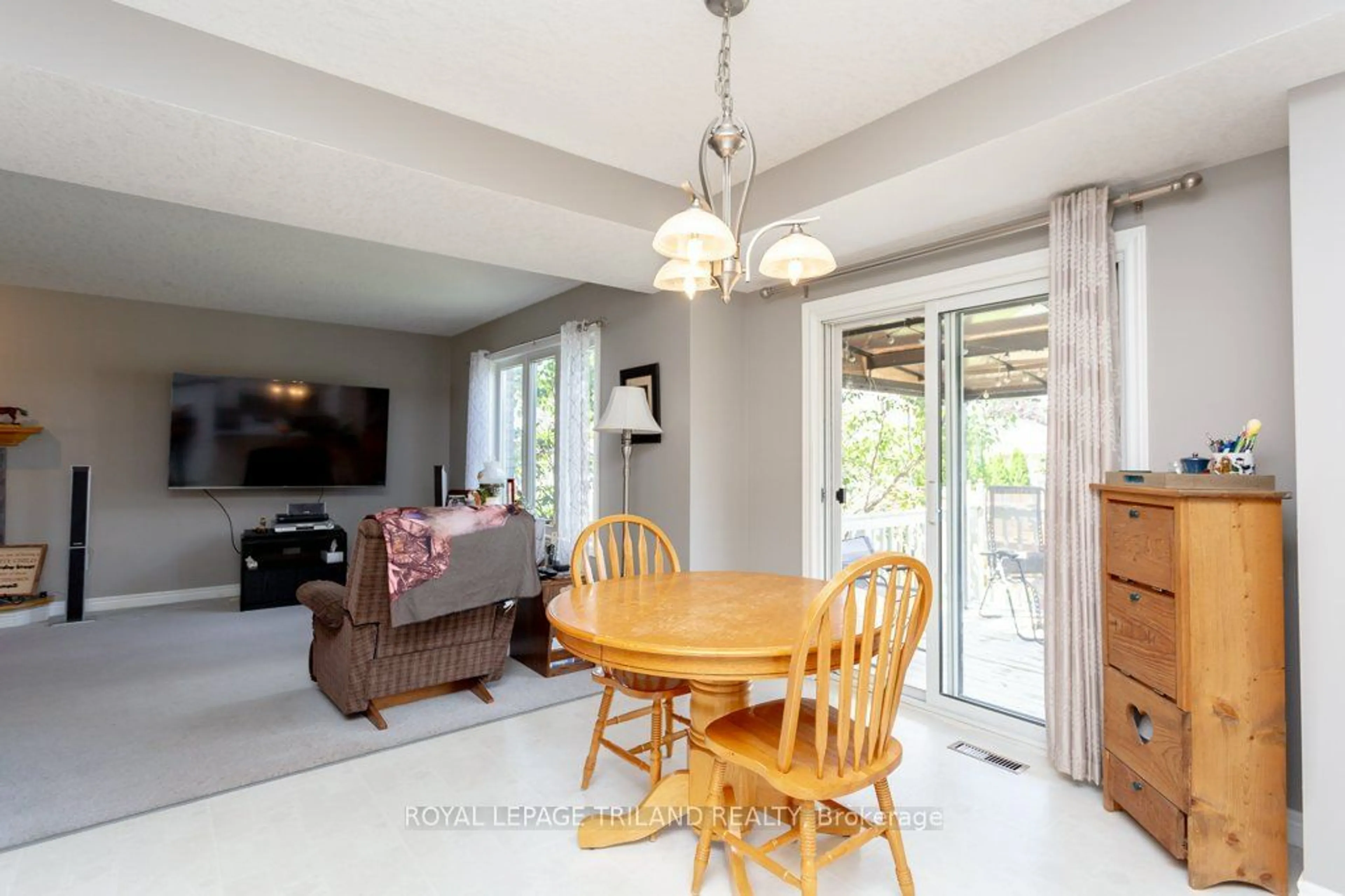 Dining room, unknown for 25 Steeplechase Crt, St. Thomas Ontario N5R 6H5