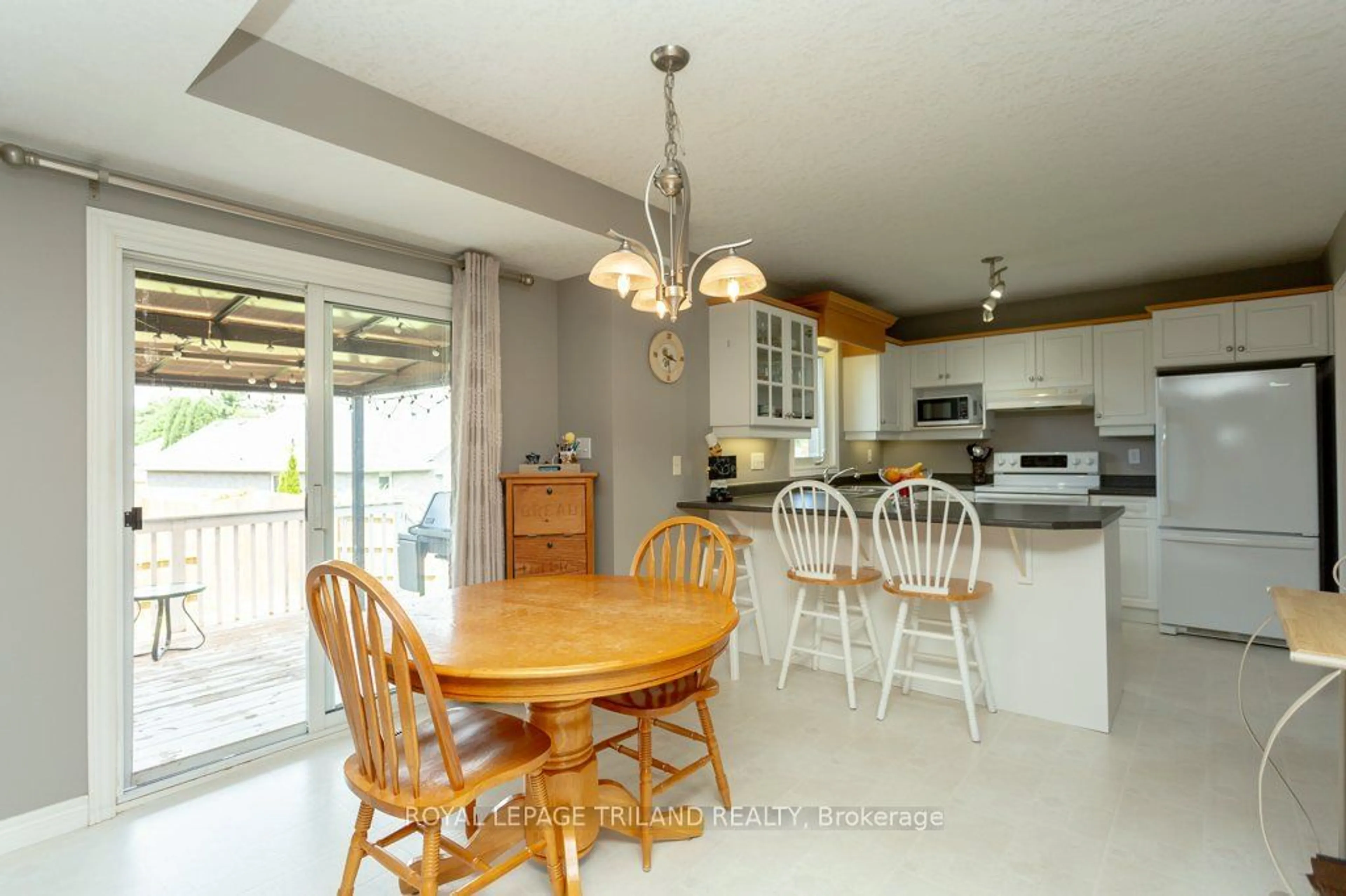 Open concept kitchen, ceramic/tile floor for 25 Steeplechase Crt, St. Thomas Ontario N5R 6H5