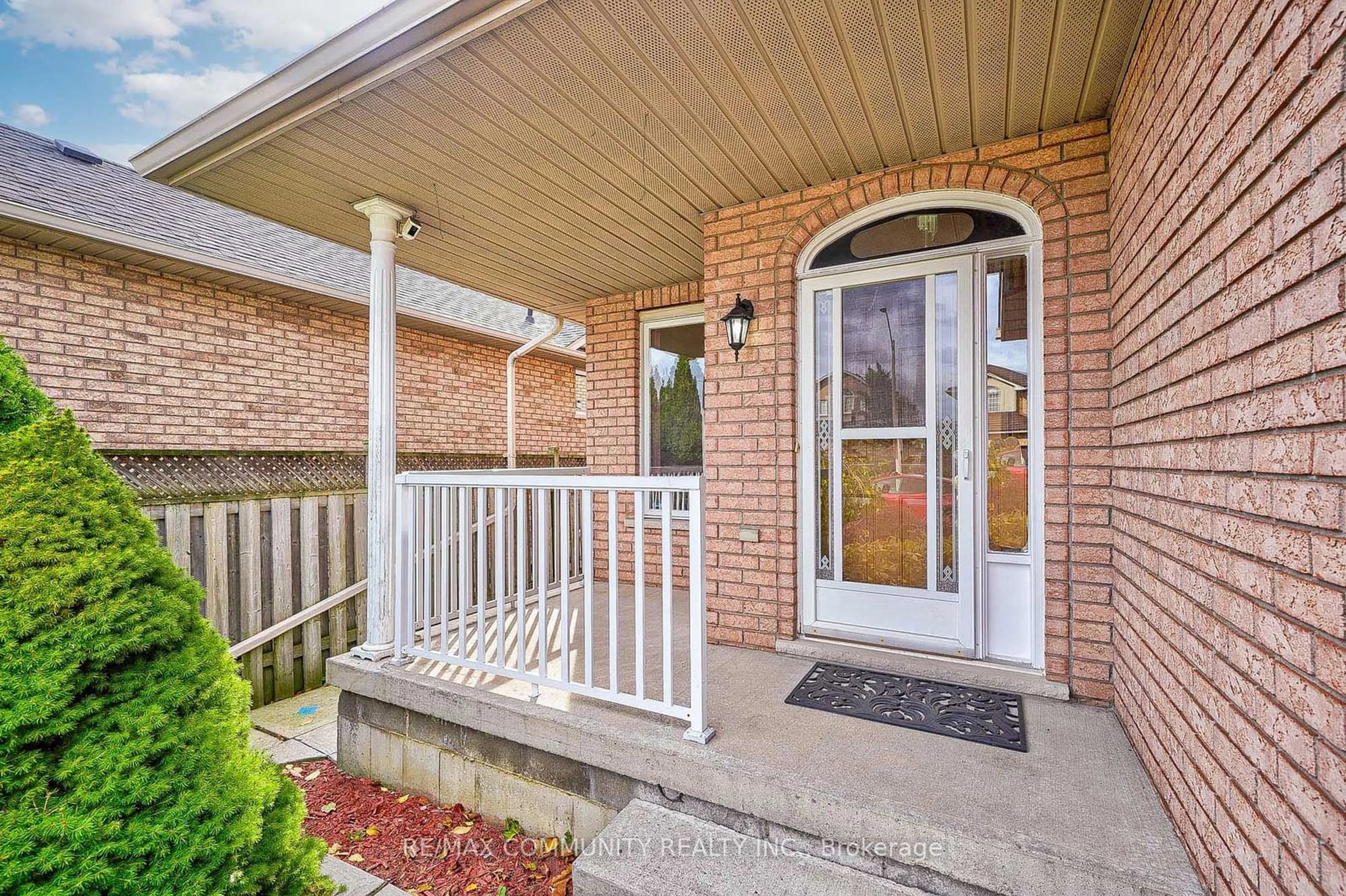 Indoor entryway for 3 Resolute Dr, Hamilton Ontario L9A 5J6