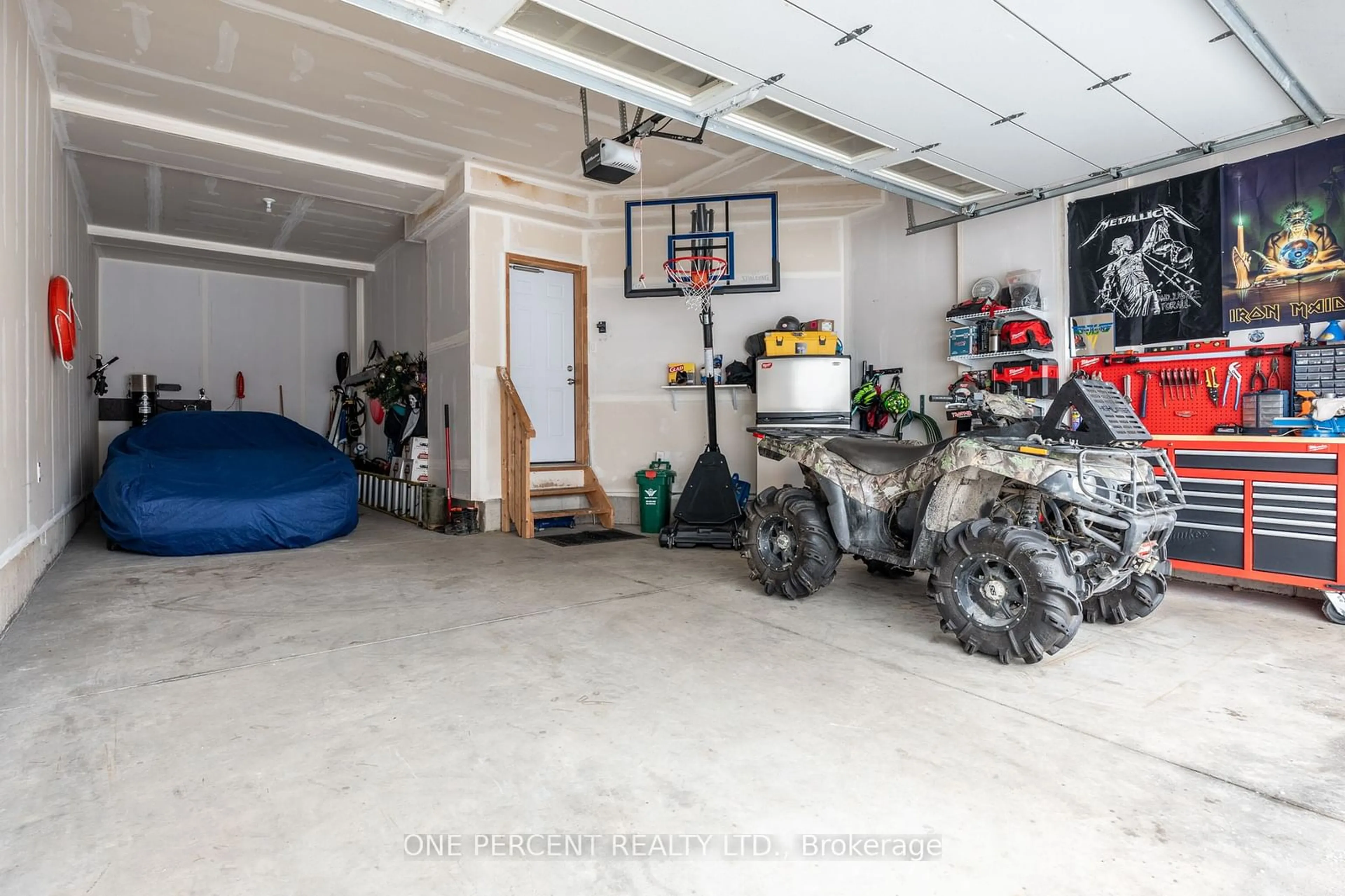 Indoor garage for 44 Fraserwood Crt, Cambridge Ontario N1S 0B3