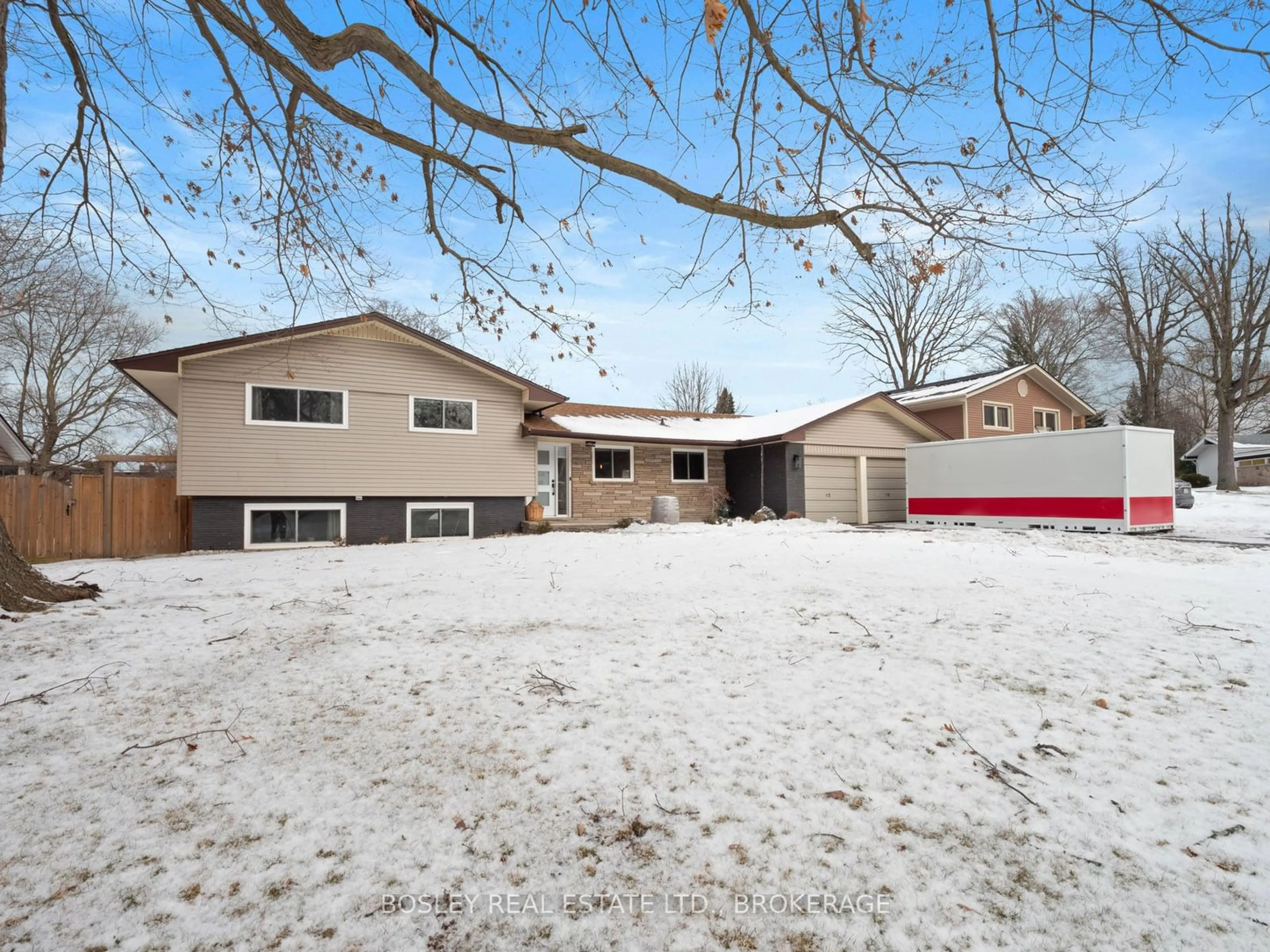 A pic from outside/outdoor area/front of a property/back of a property/a pic from drone, street for 11 Marwood Circ, St. Catharines Ontario L2T 1Z4